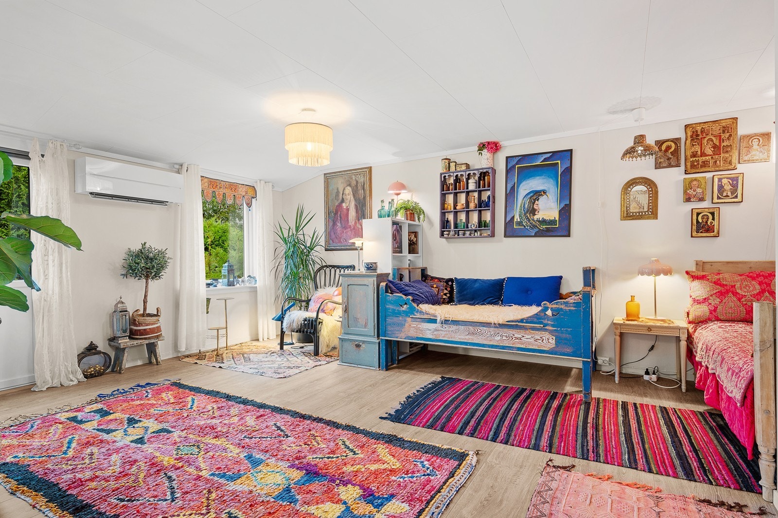 Fra stuen er det utgang til hage. Galleribilde