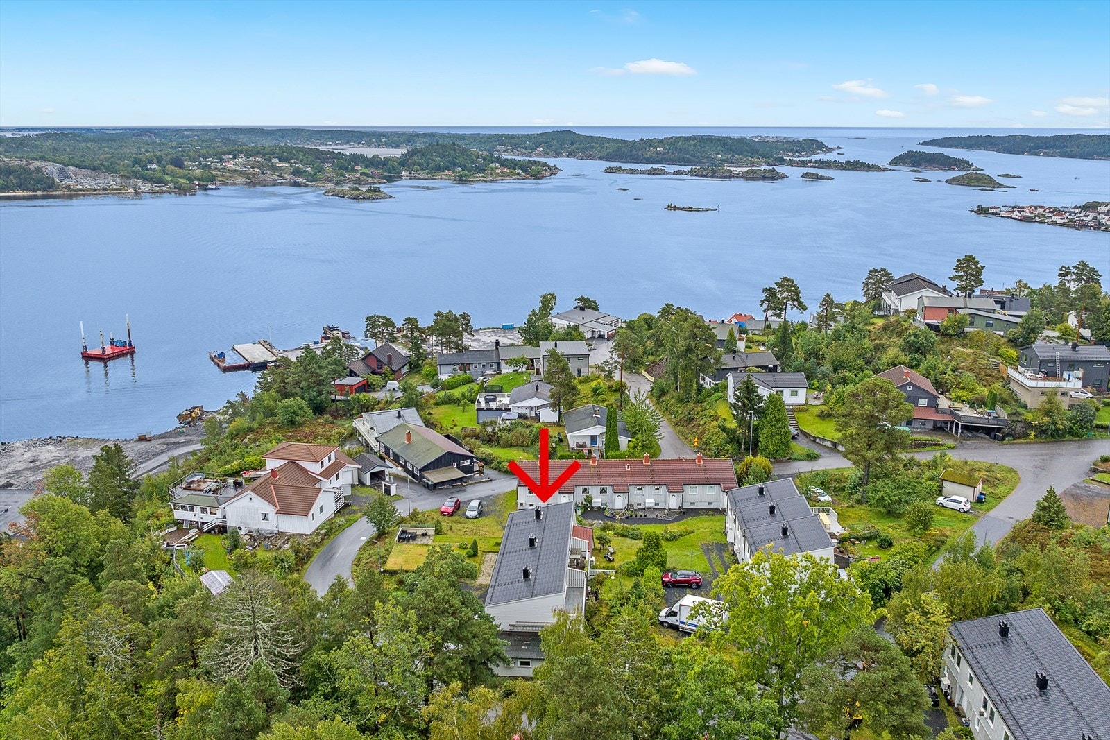 Her er det fin utsikt til sjøen og Bærøyfjorden, samt gode solforhold fra morgen til sen ettermiddag. Galleribilde