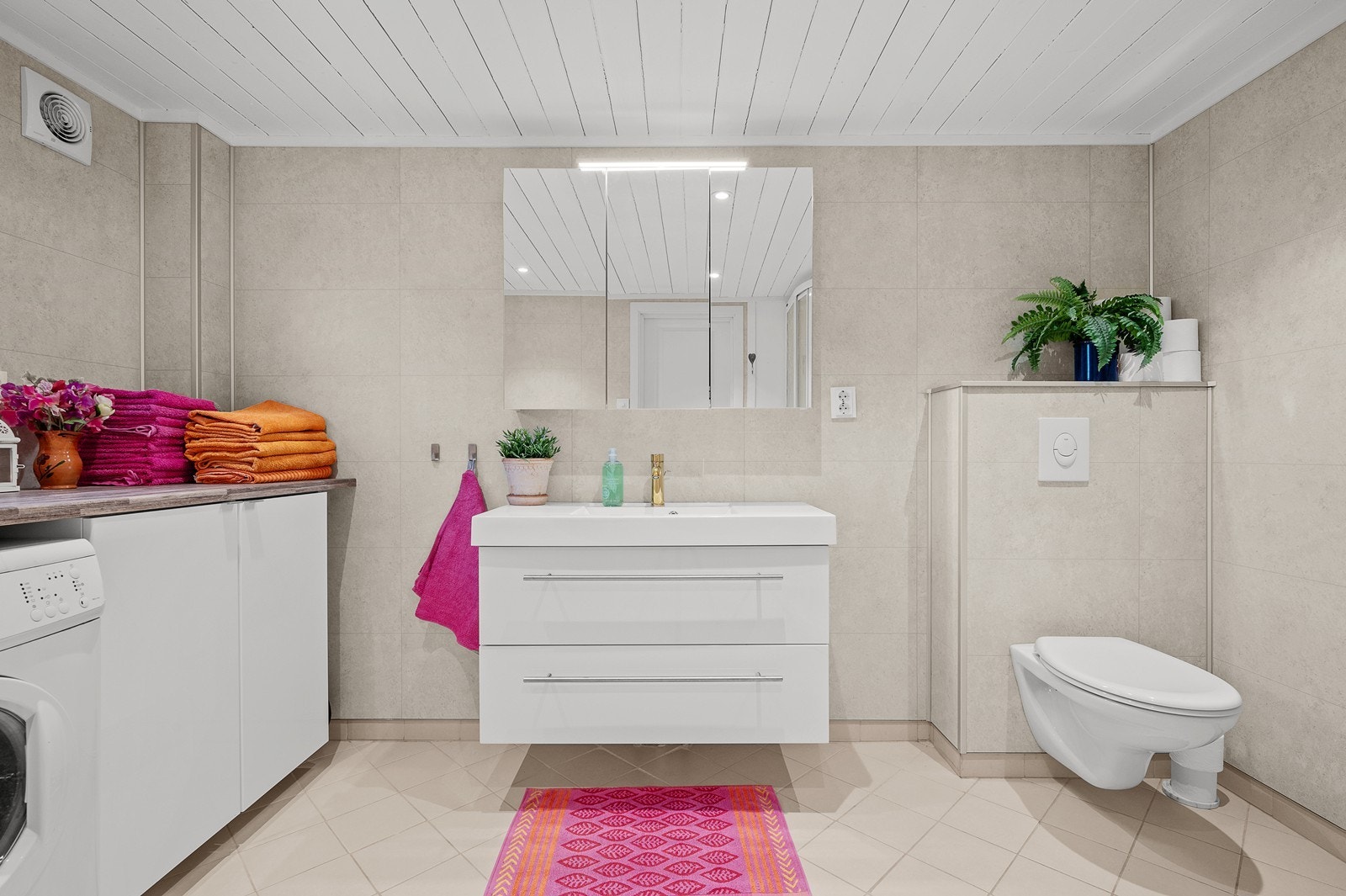 Badet inneholder vegghengt wc, dusjkabinett og håndvask med skuffer og nytt speilskap. Galleribilde