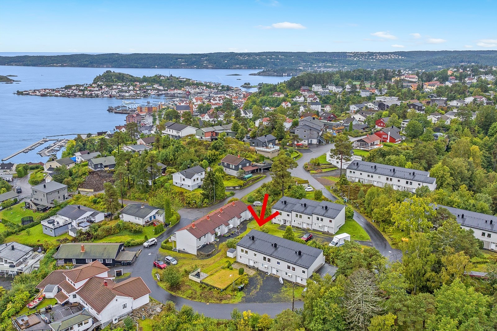 Leiligheten ligger meget sentralt til og innenfor gangavstand finner du både barnehage, barne- og ungdomsskole, dagligvarebutikker, treningssenter, Kragerøstadion samt Kragerø sentrum Galleribilde