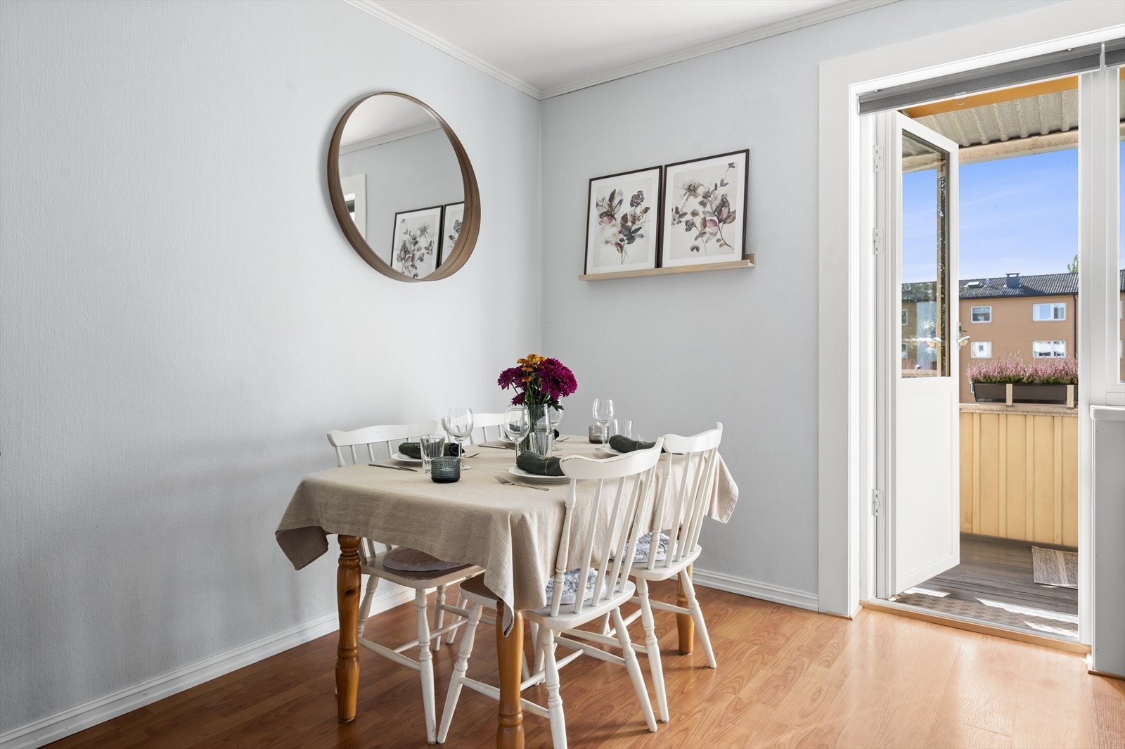 Stuen er malt i en lys og behagelig farge og har laminat på gulv. Galleribilde