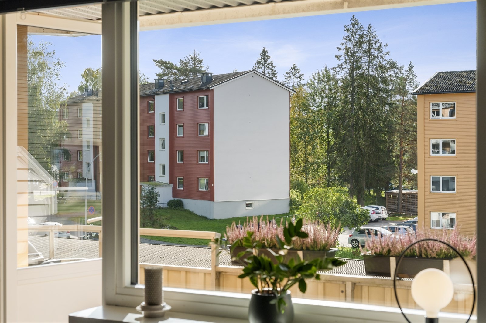 Fra stuen er det utgang til en solrik sydvendt balkong. Galleribilde