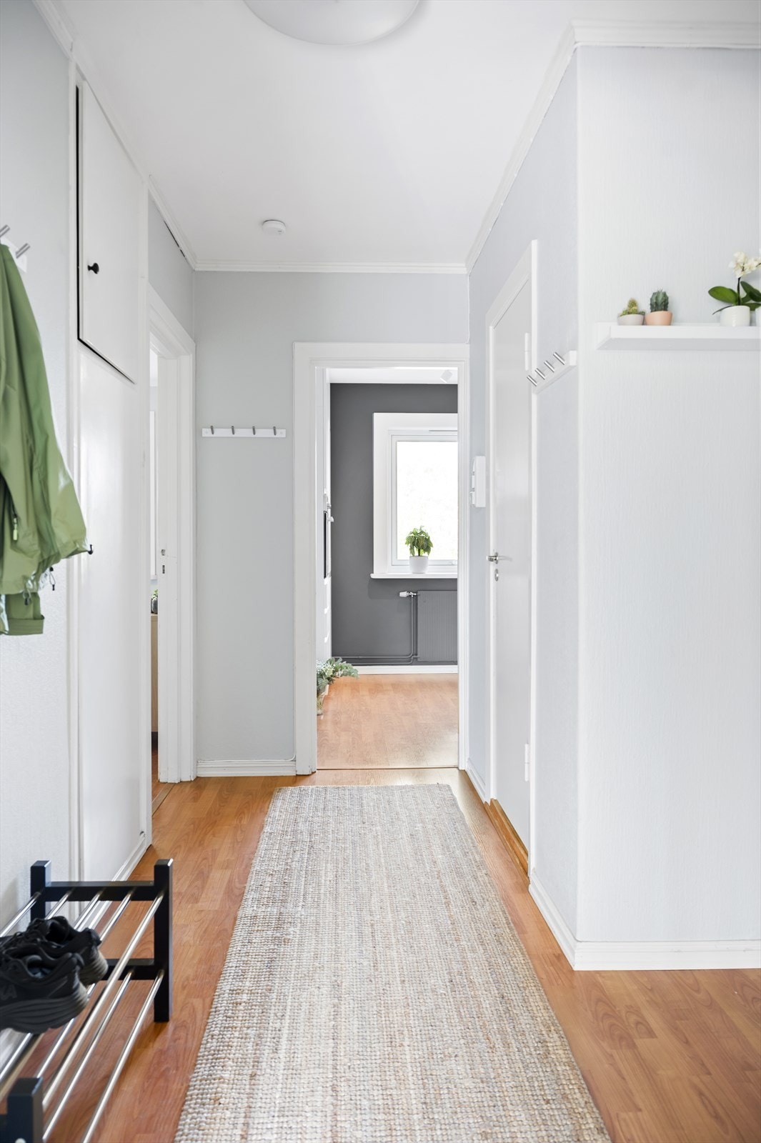 Lys entré med fin plass til å sette fra seg sko og henge fra seg yttertøy. For ytterligere oppbevaring har entreen et praktisk innebygd høyskap. Galleribilde