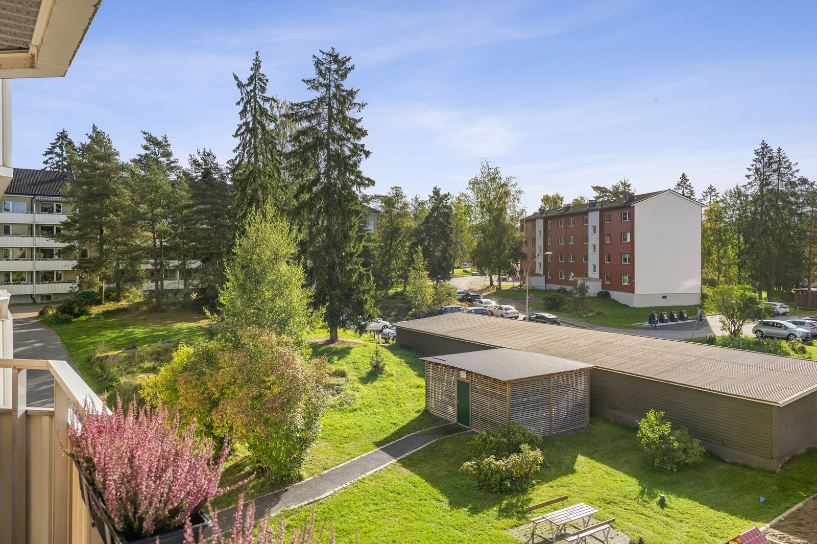 Hyggelig utsyn mot borettslagets grønne fellesareal. Galleribilde