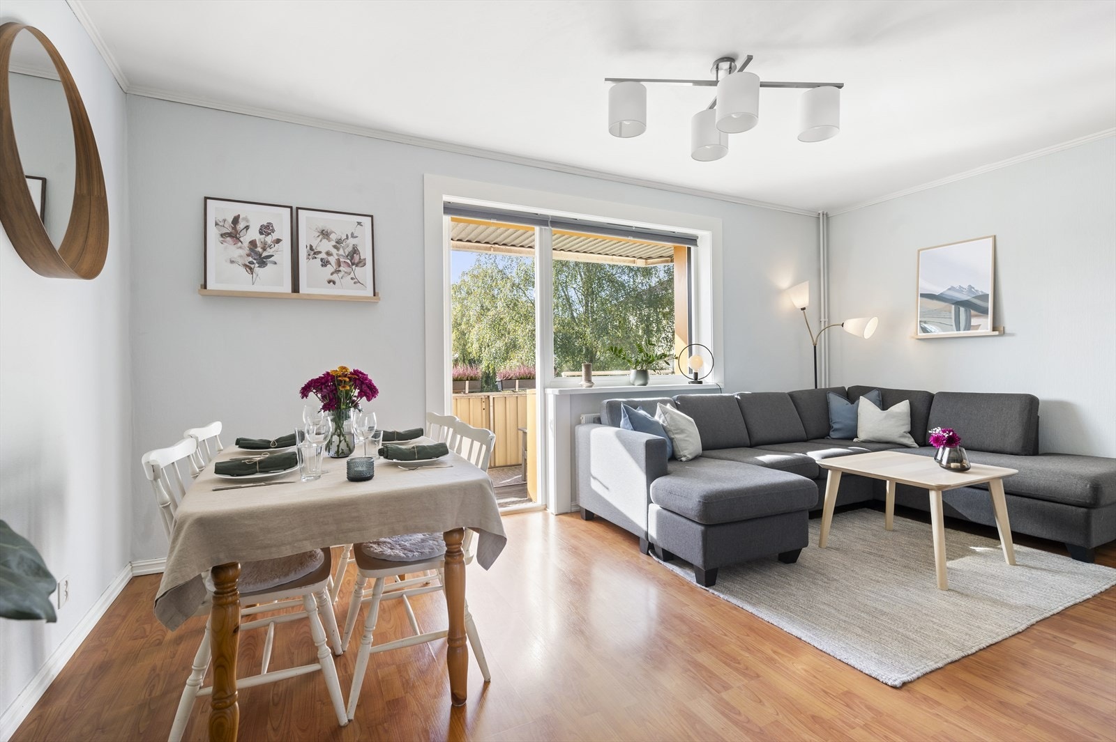 Leiligheten har en god intern beliggenhet i byggets 3. etasje med en fin og gjennomgående planløsning. Galleribilde