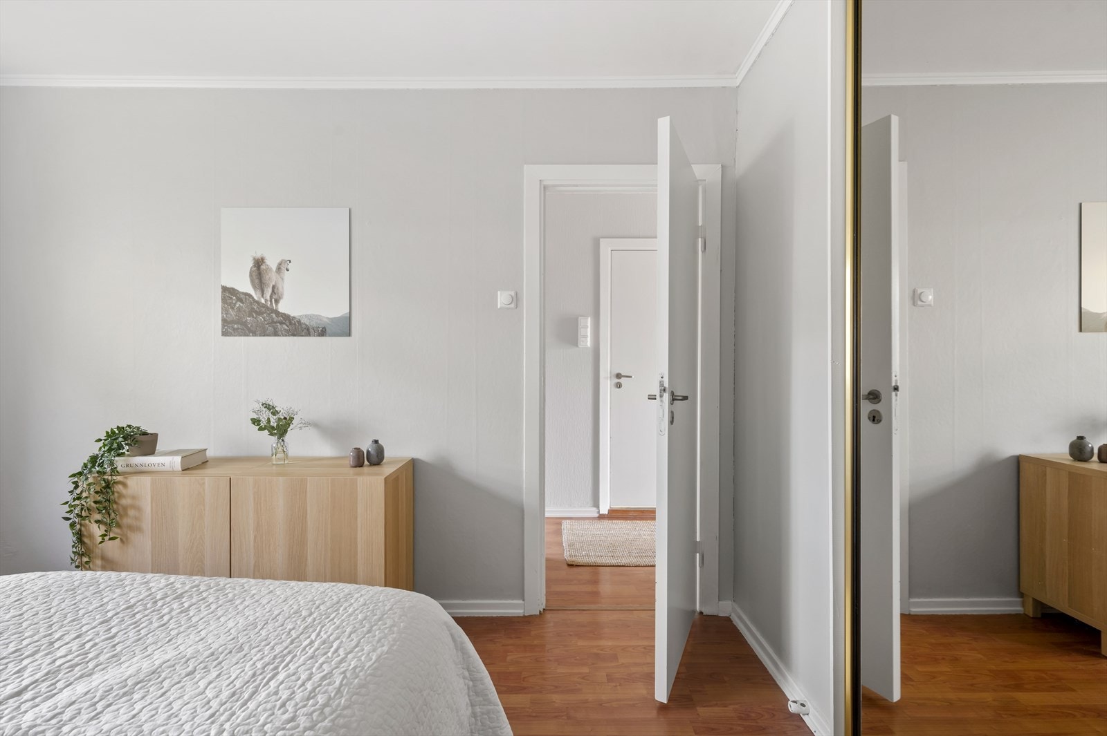 Fine lagringsmuligheter i romslig skyvedørsgarderobe. Galleribilde