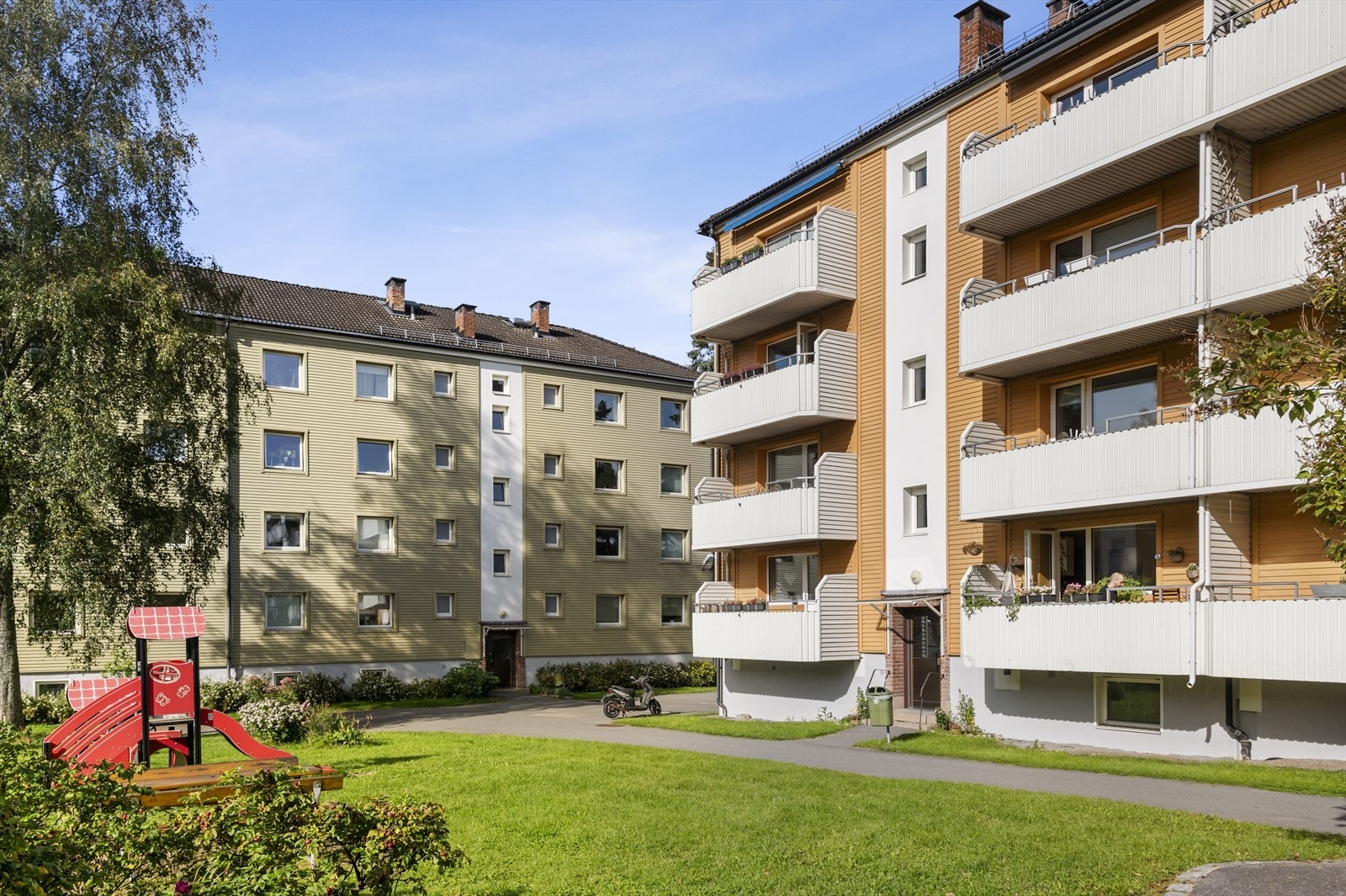 Fellesvaskeri, tørkerom i borettslaget. Parkeringsplass/garasjeventeliste med mulighet for plass i nærheten av leiligheten. Styret fordeler parkeringsplasser etter lister. Galleribilde