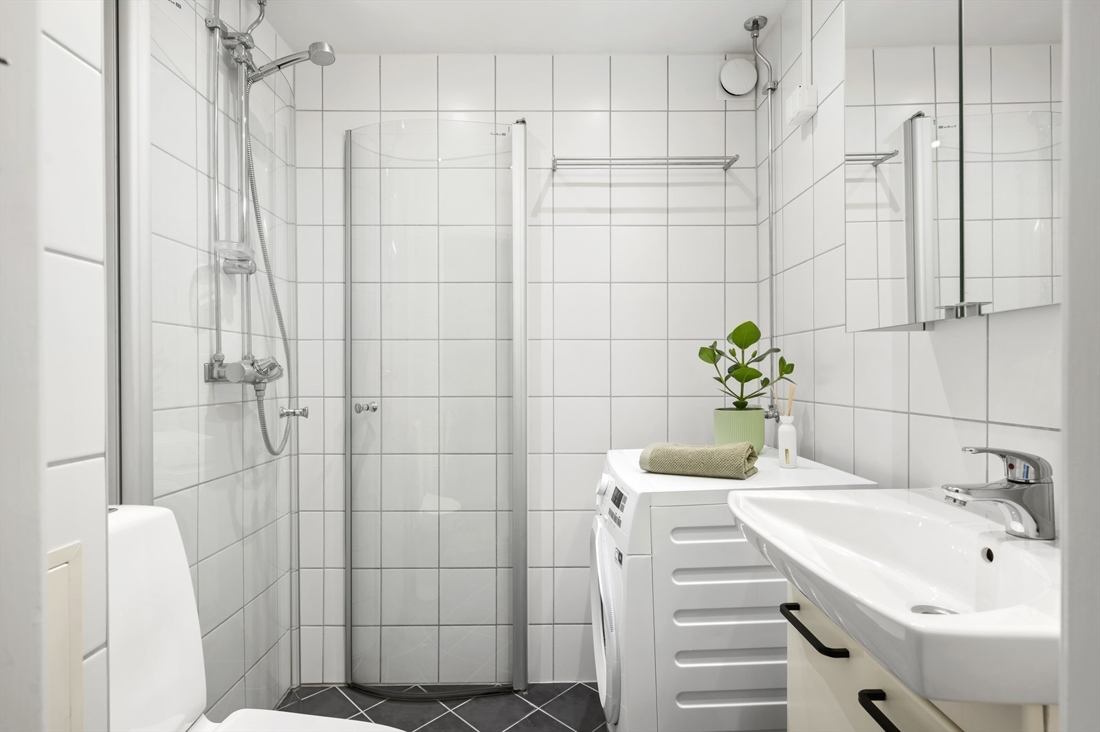 Lyst flislagt baderom med varmekabler i gulv. Baderommet ble rehabilitert i regi av borettslaget i 2009/2010, soilrør og sluk ble skiftet i den forbindelse. Galleribilde