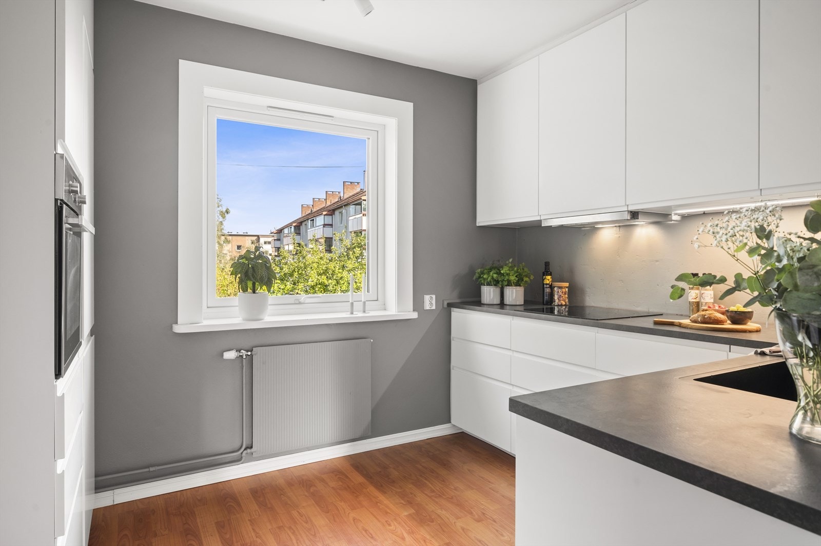 Romslig og adskilt kjøkken med mye benk-og skapplass fra 2018. Galleribilde