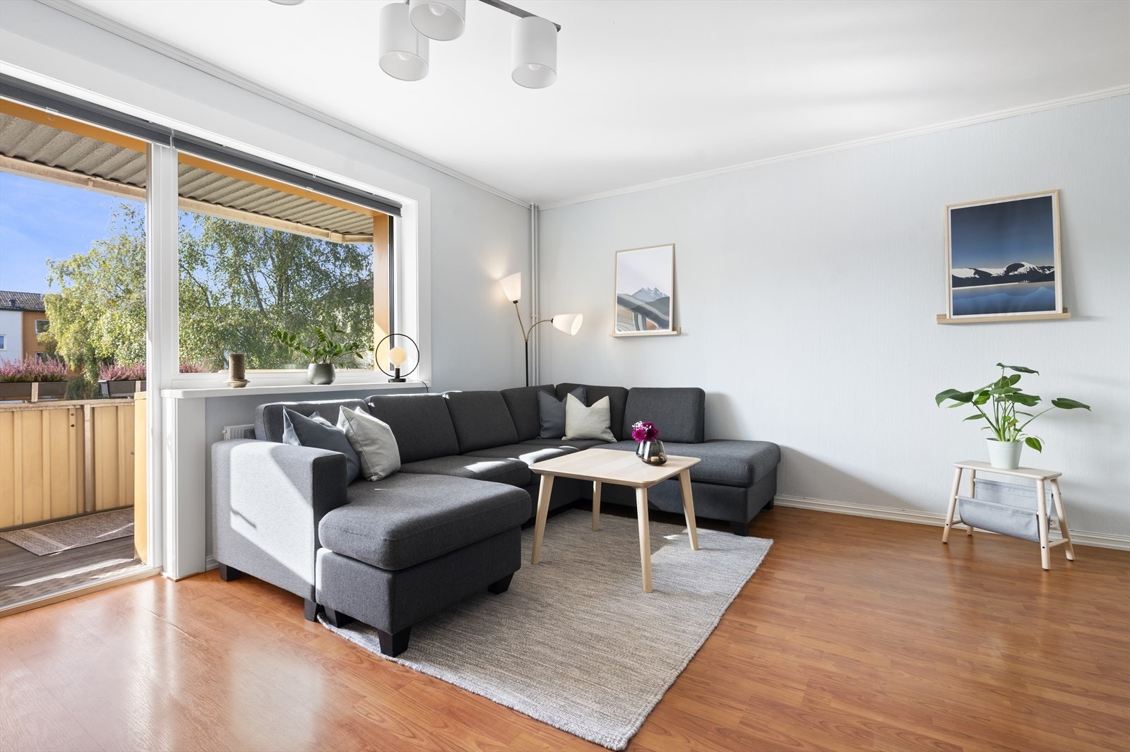 Stuen er av god størrelse og oppleves lys og luftig med sine store vindusflater (2020). Galleribilde