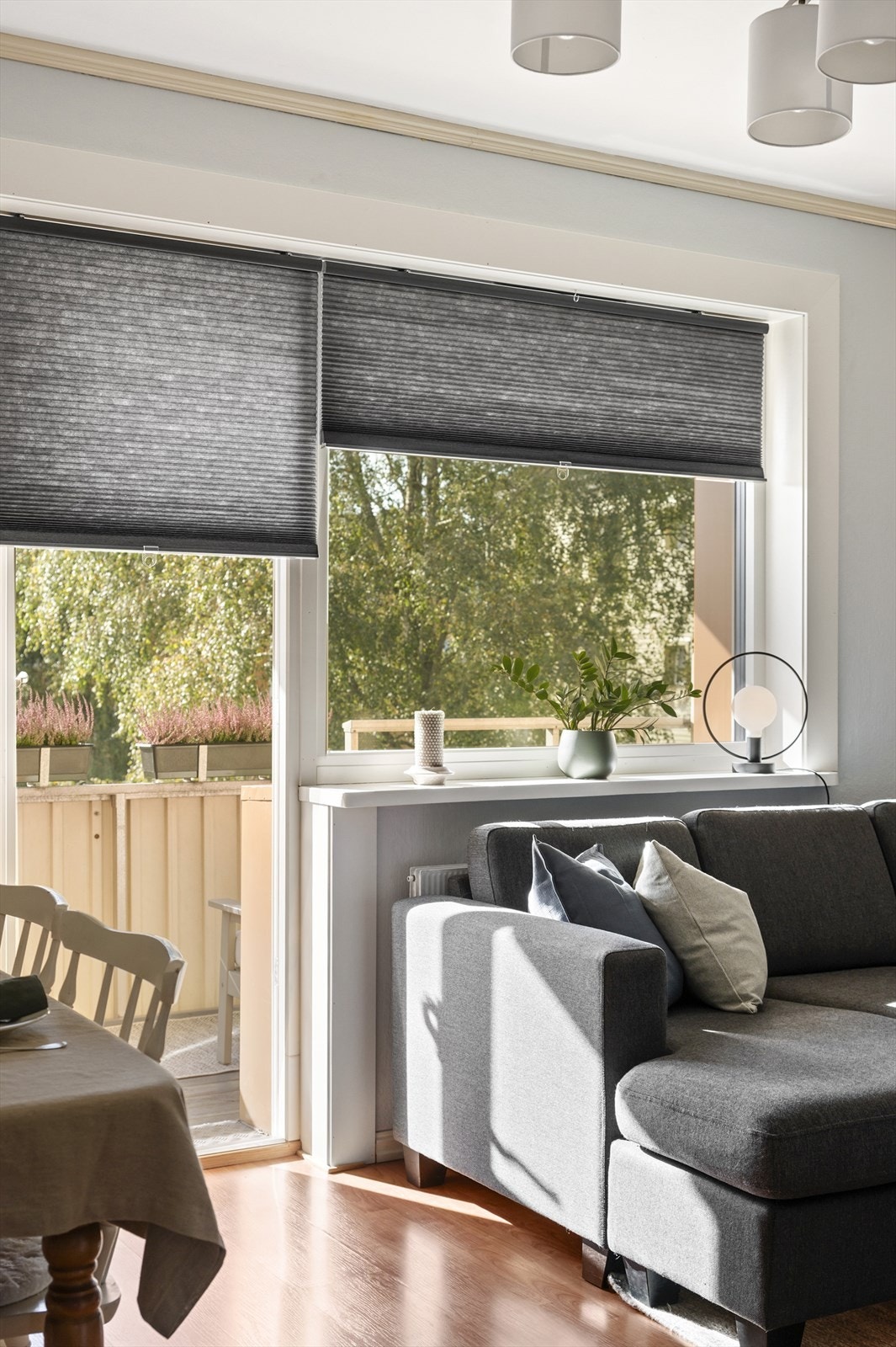 Praktisk solskjerming i stuen dersom man ønsker å stenge solen ute. Galleribilde