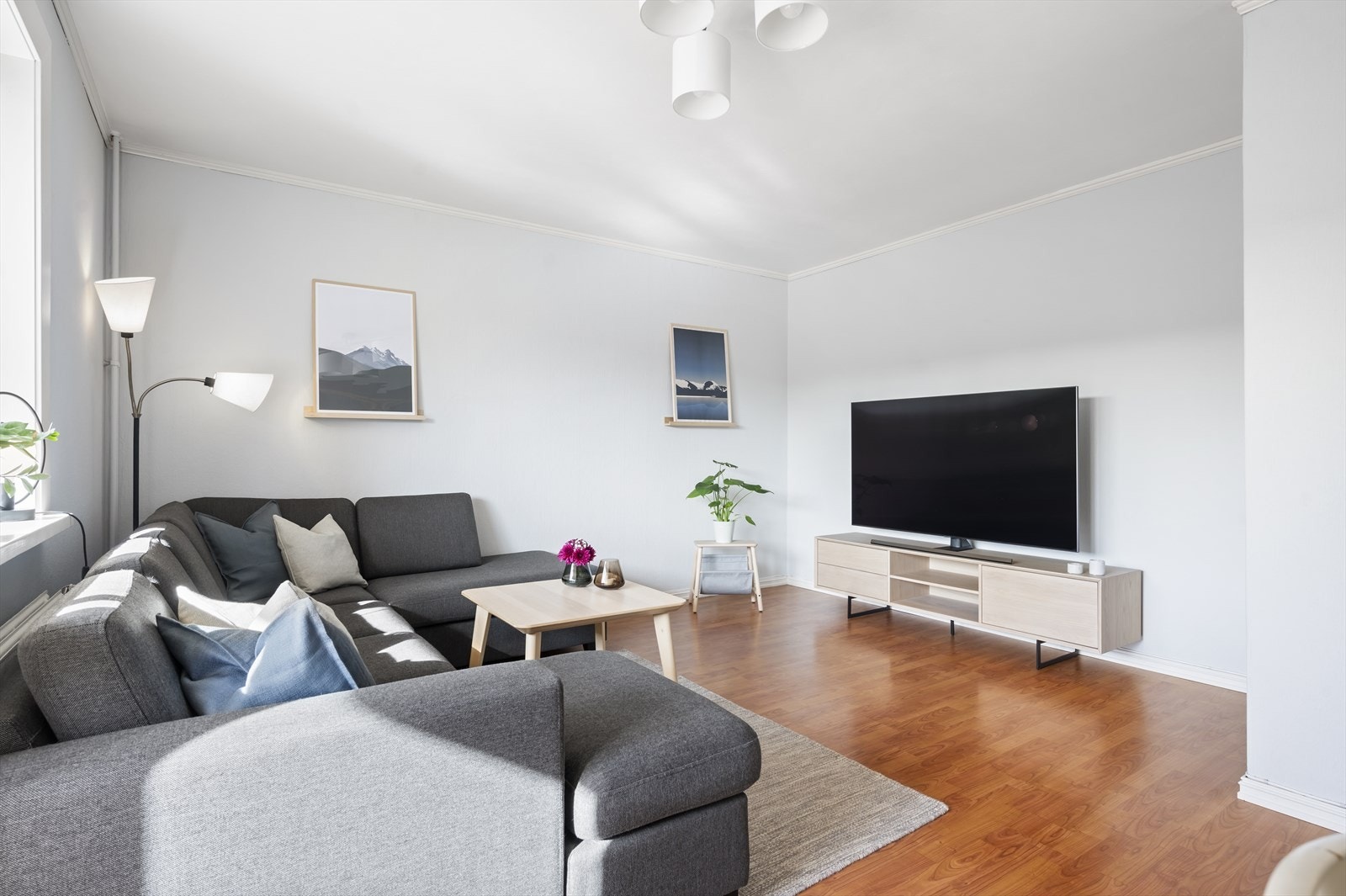 Stuen er utformet slik at du enkelt kan innrede etter eget ønske. Galleribilde