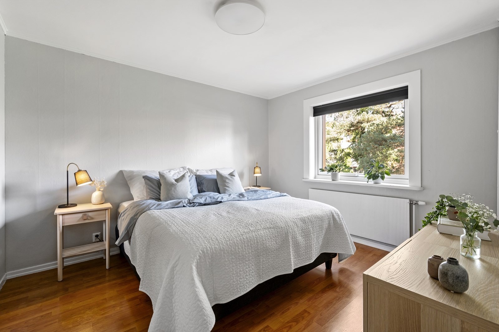 Leiligheten har et romslig soverom med god plass til både seng og tilhørende soveromsmøblement. Galleribilde