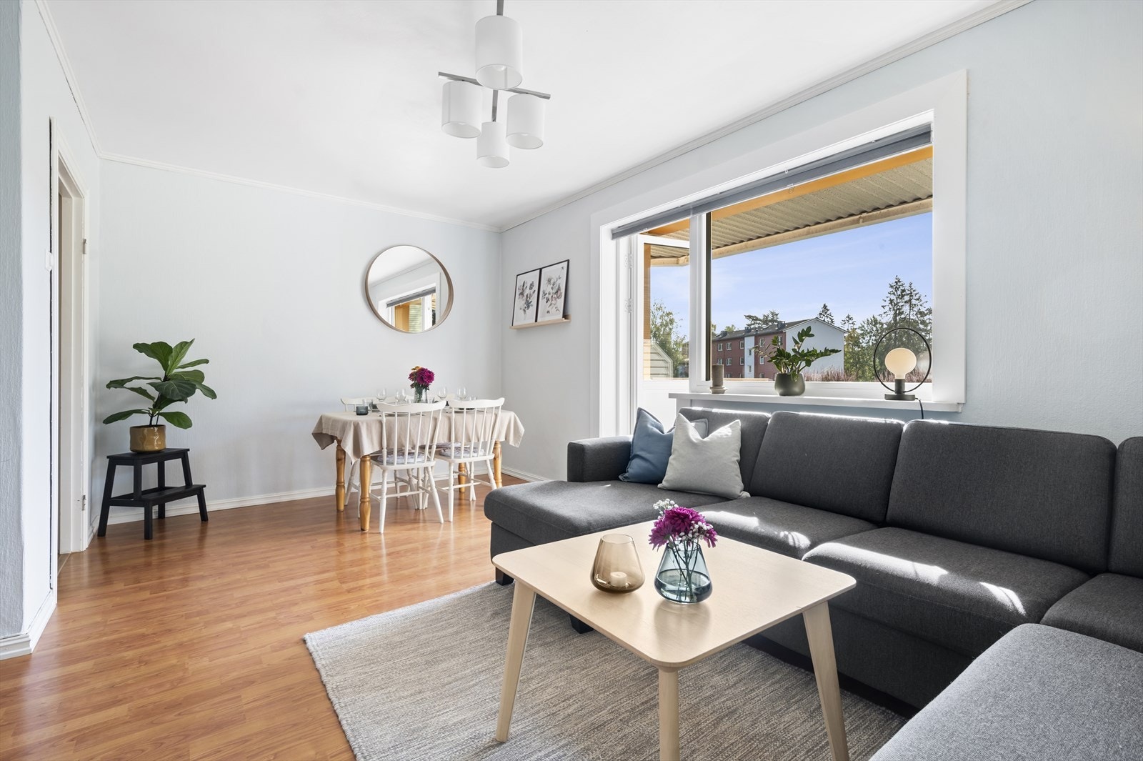 Det er god plass til en hyggelig sofakrok, samt en spisegruppe man kan samle familie og gode venner. Galleribilde