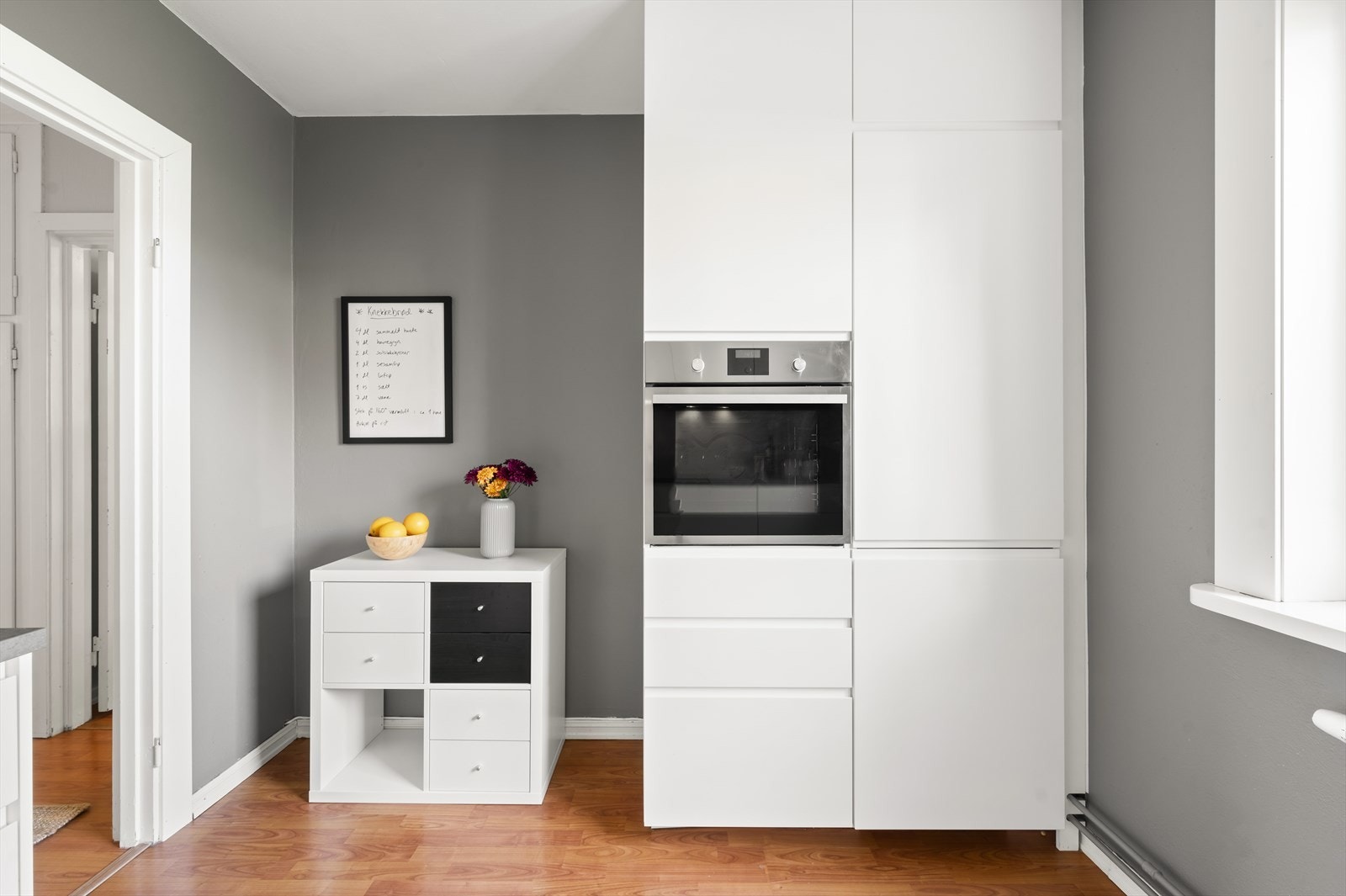 De integrerte hvitevarene består av platetopp, komfyr, oppvaskmaskin og kjøl/frys. Galleribilde