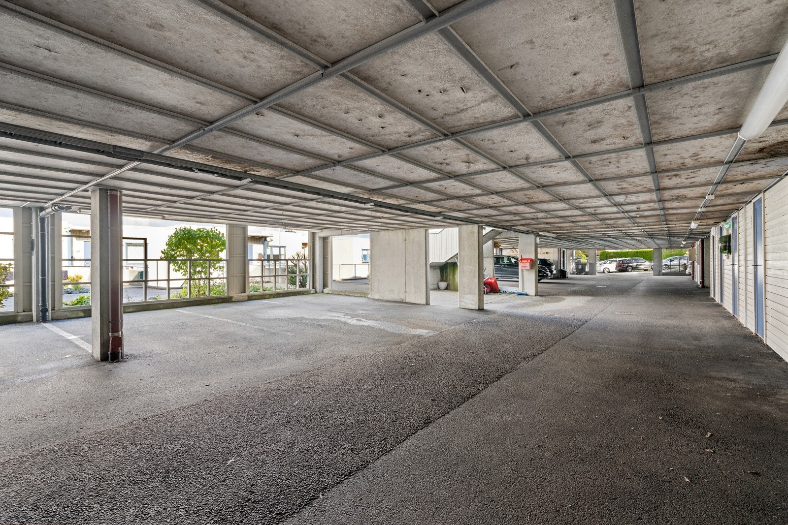 Leiligheten har fast parkeringsplass med egen bod i parkeringsanlegg Galleribilde