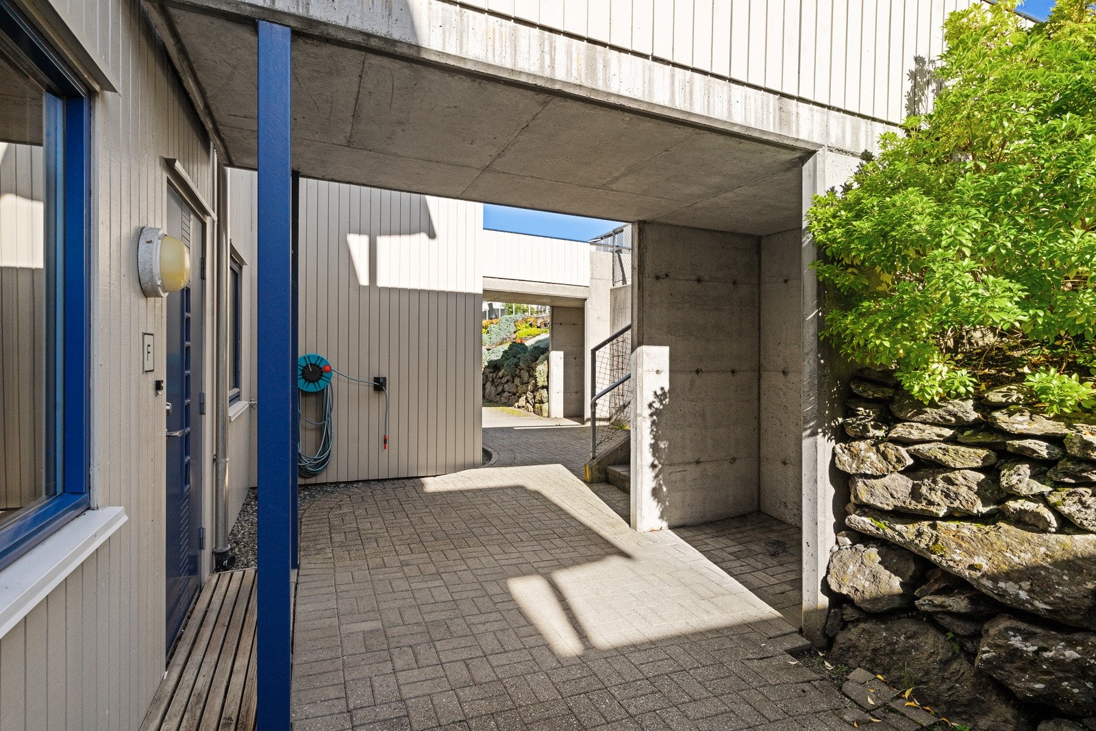 Inngangsparti. Til høyre i bildet er det et eget innhuk hvor man kan lage bod Galleribilde