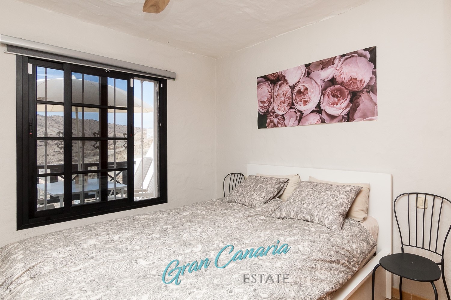 Soverom 1 med vindu mot usjenert terrasse Galleribilde