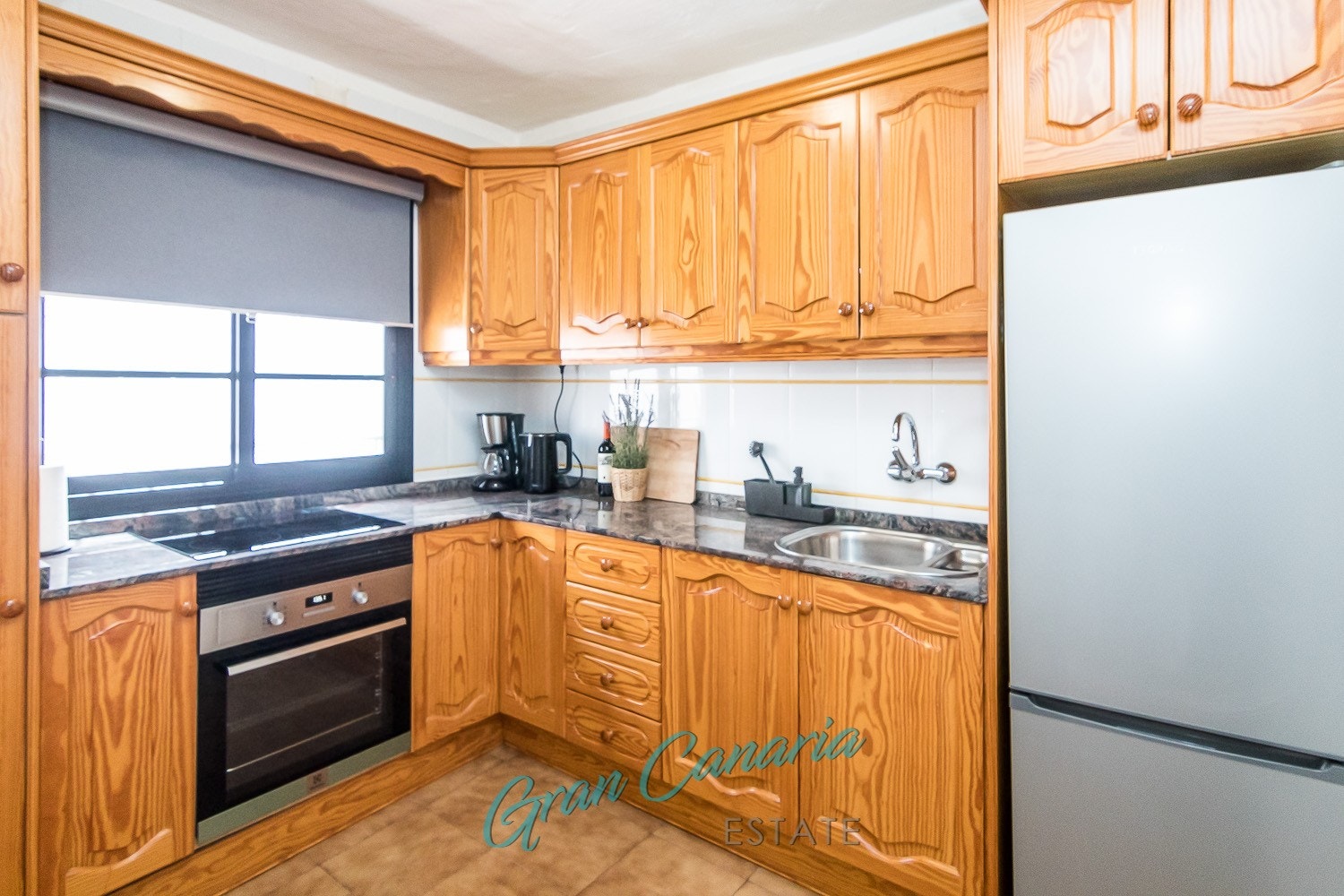 Kjøkken i heltre med nye hvitevarer fra 2022 Galleribilde