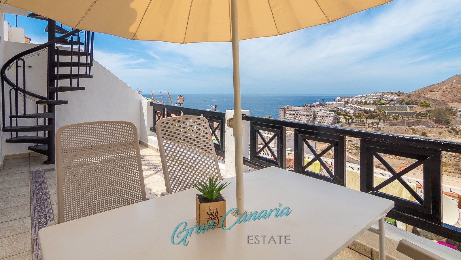 Terrassen utenfor stuen med trapp til takterrassen Galleribilde