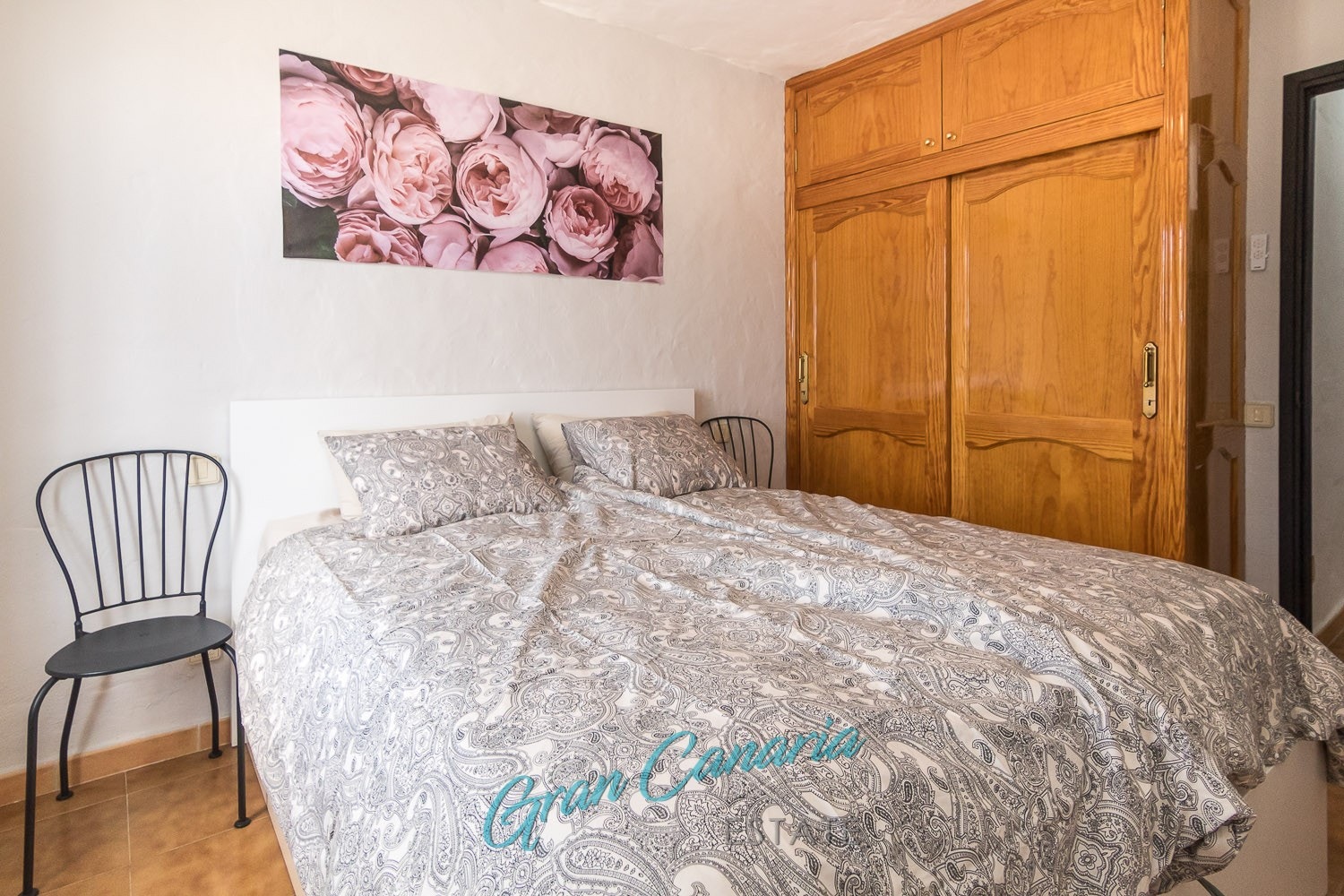 Begge soverom har nye 160 senger med oppbevaringsrom Galleribilde