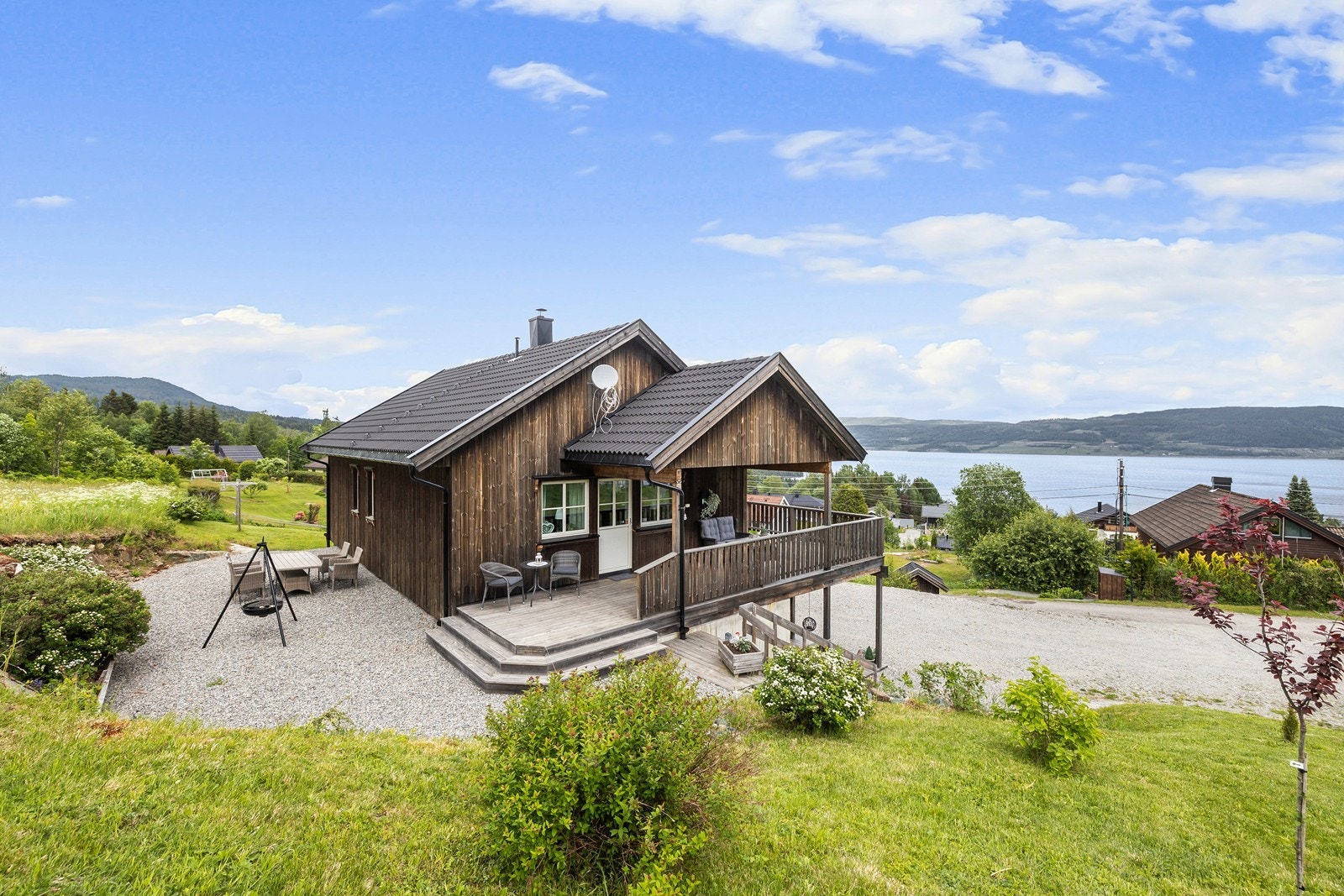 Boligen ligger høyt og fint til med utsikt over Mjøsa. Galleribilde