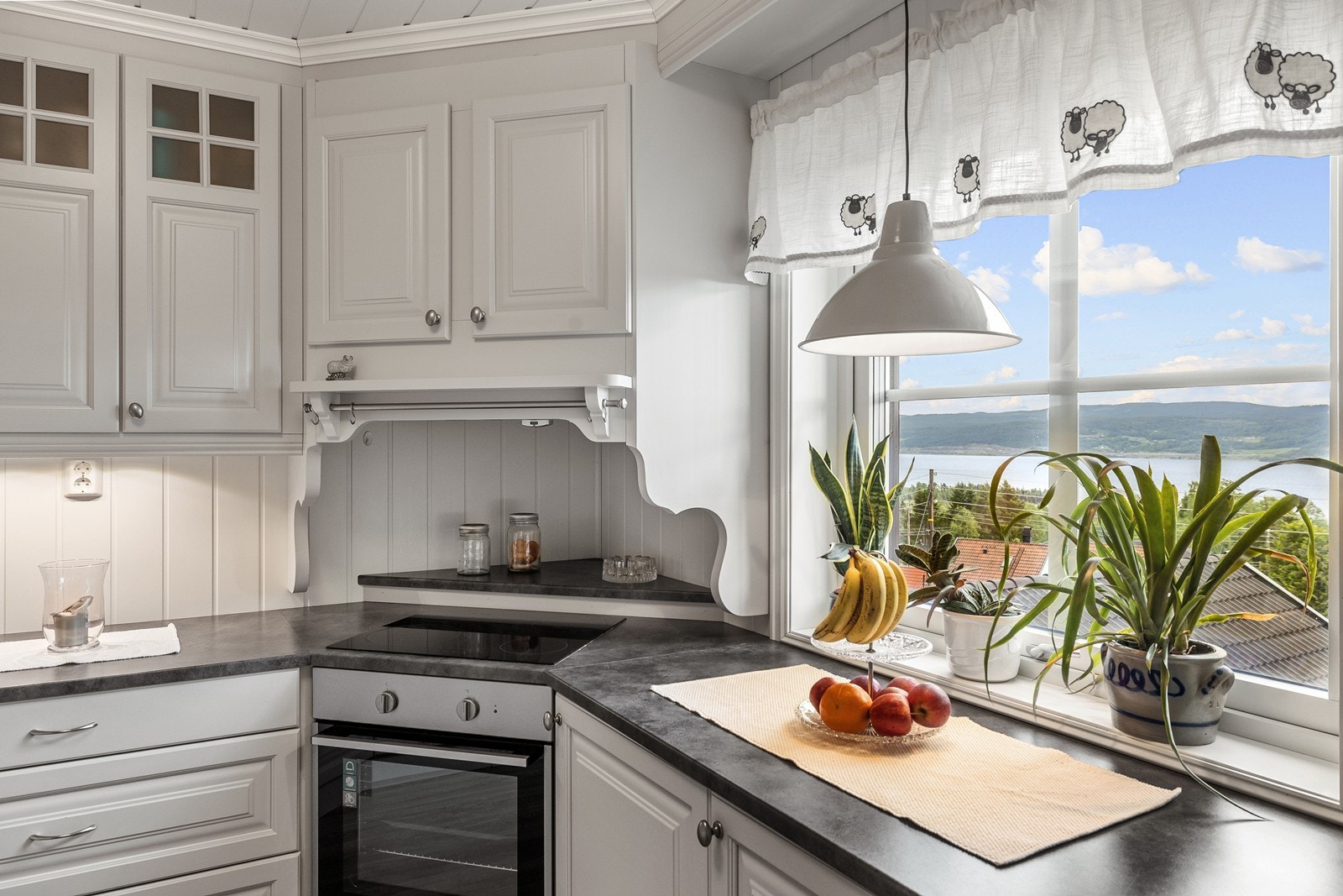 Flott utsikt ved kjøkkenvinduet. Galleribilde