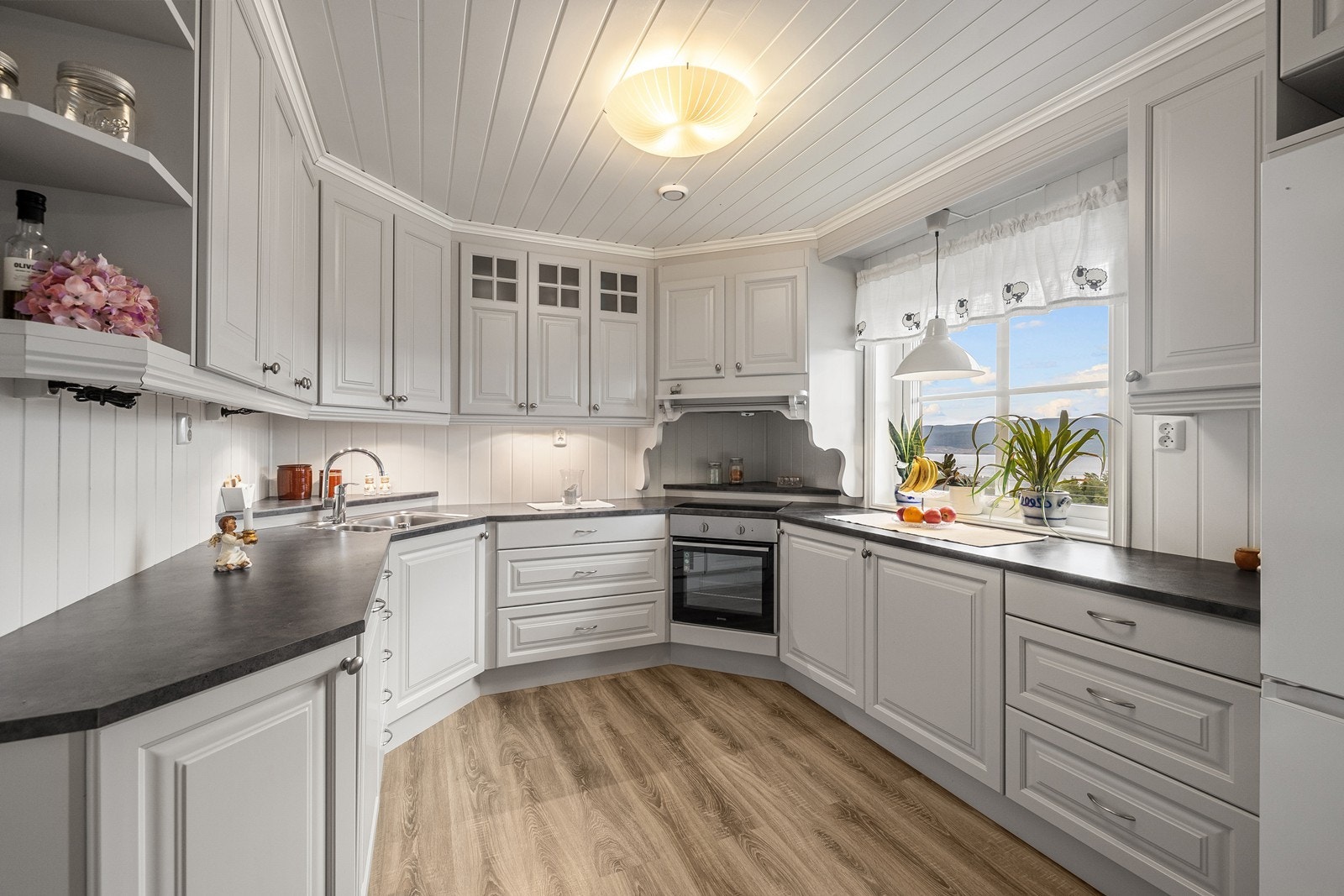 Pent kjøkken med god benkeplass. Galleribilde