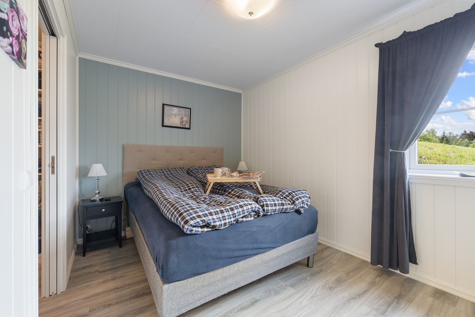 Rommet er tilknyttet garderoben og bad. Galleribilde