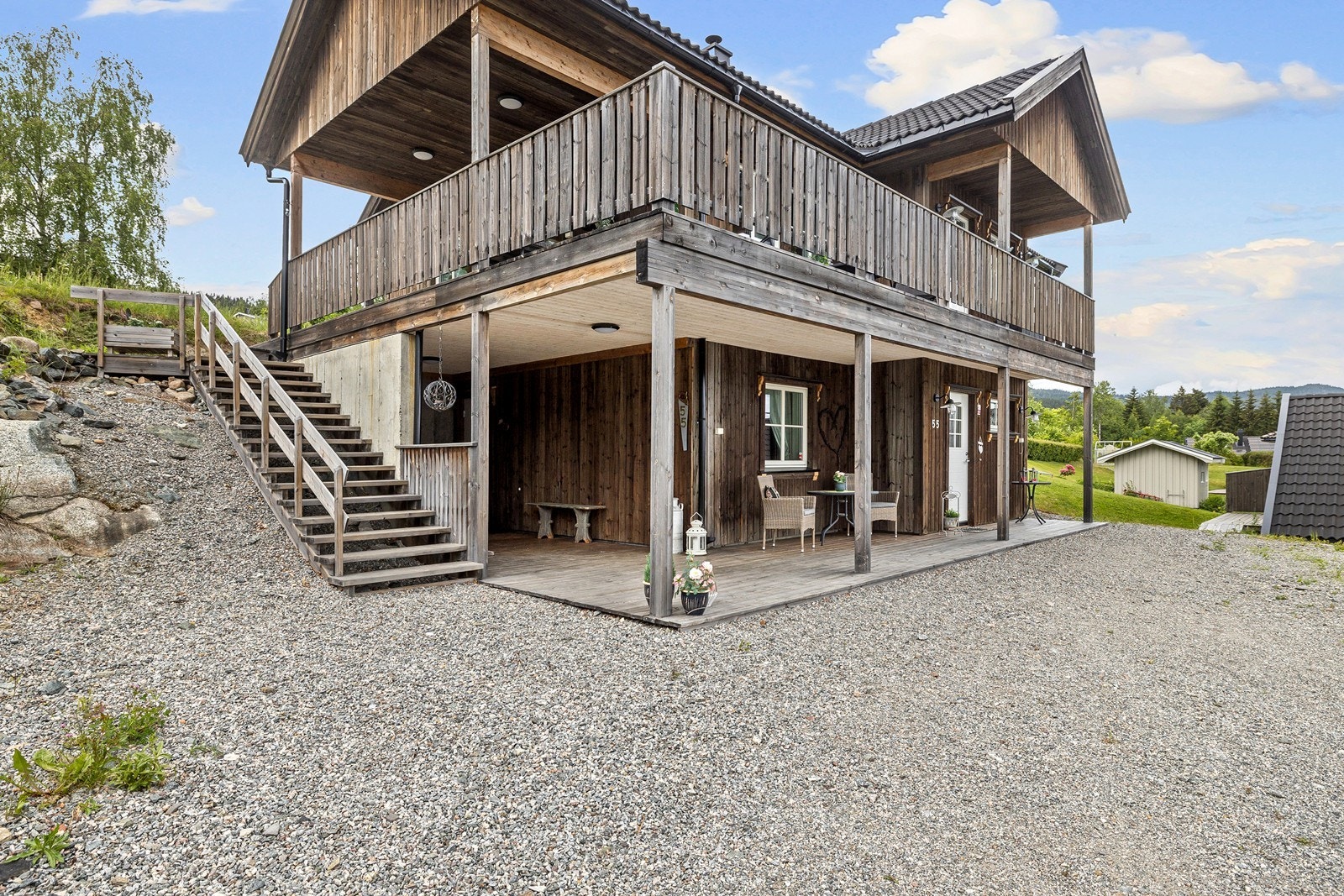 Boligen går over to plan og har i tillegg til hovedinngang- egen inngang fra vaskerom. Galleribilde