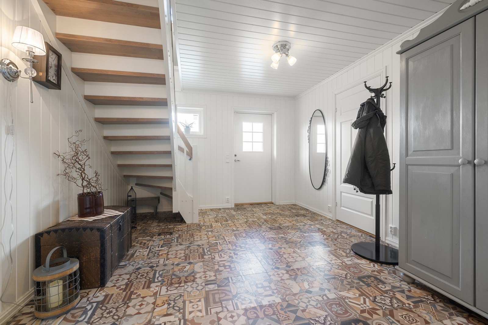 Romslig hall med god plass til garderobeløsning. Galleribilde