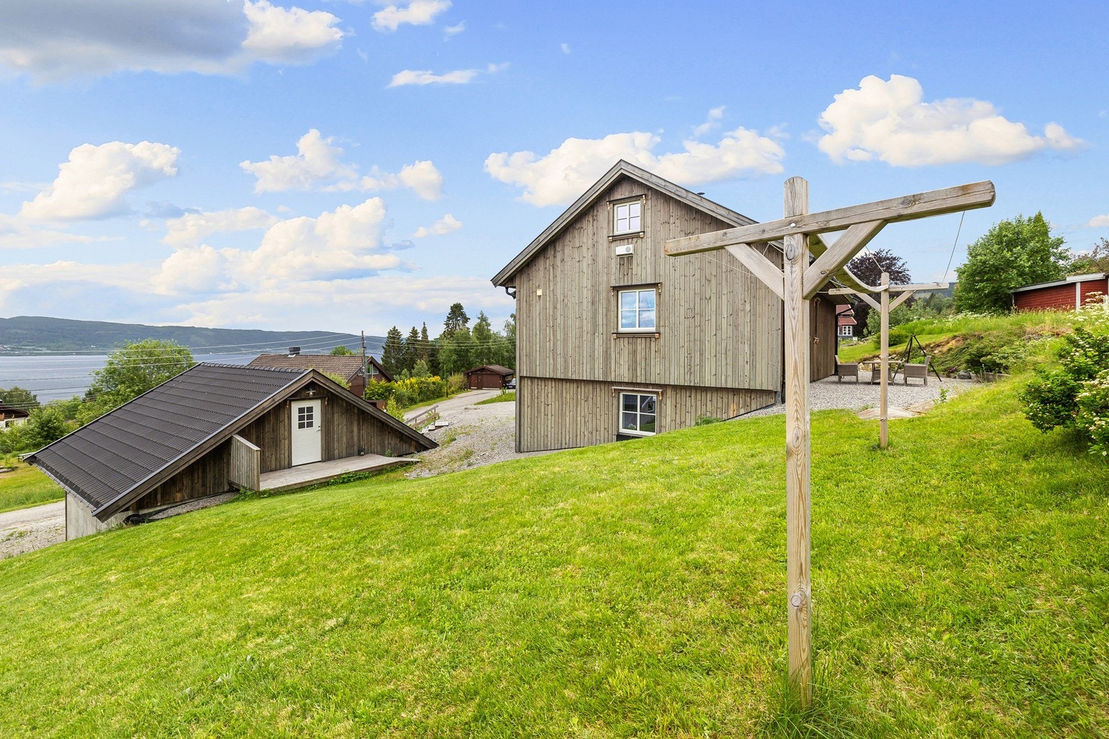 Boligen har godt med lagringsmulighet i innvendige boder samt på garasje/boligloft. Galleribilde