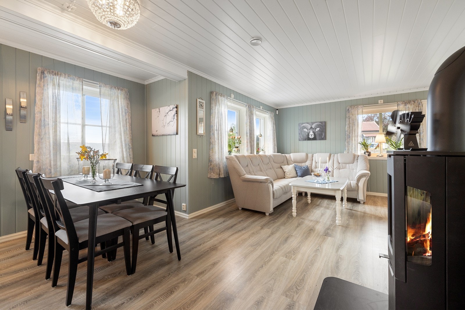 Romslig vinkelstue som gir plass til flere sittegrupper. Galleribilde