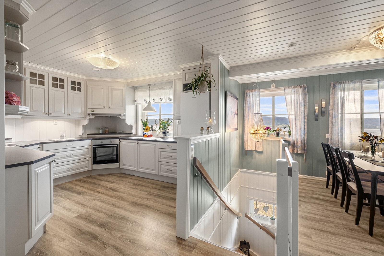 Delvis åpen kjøkkenløsning. Galleribilde