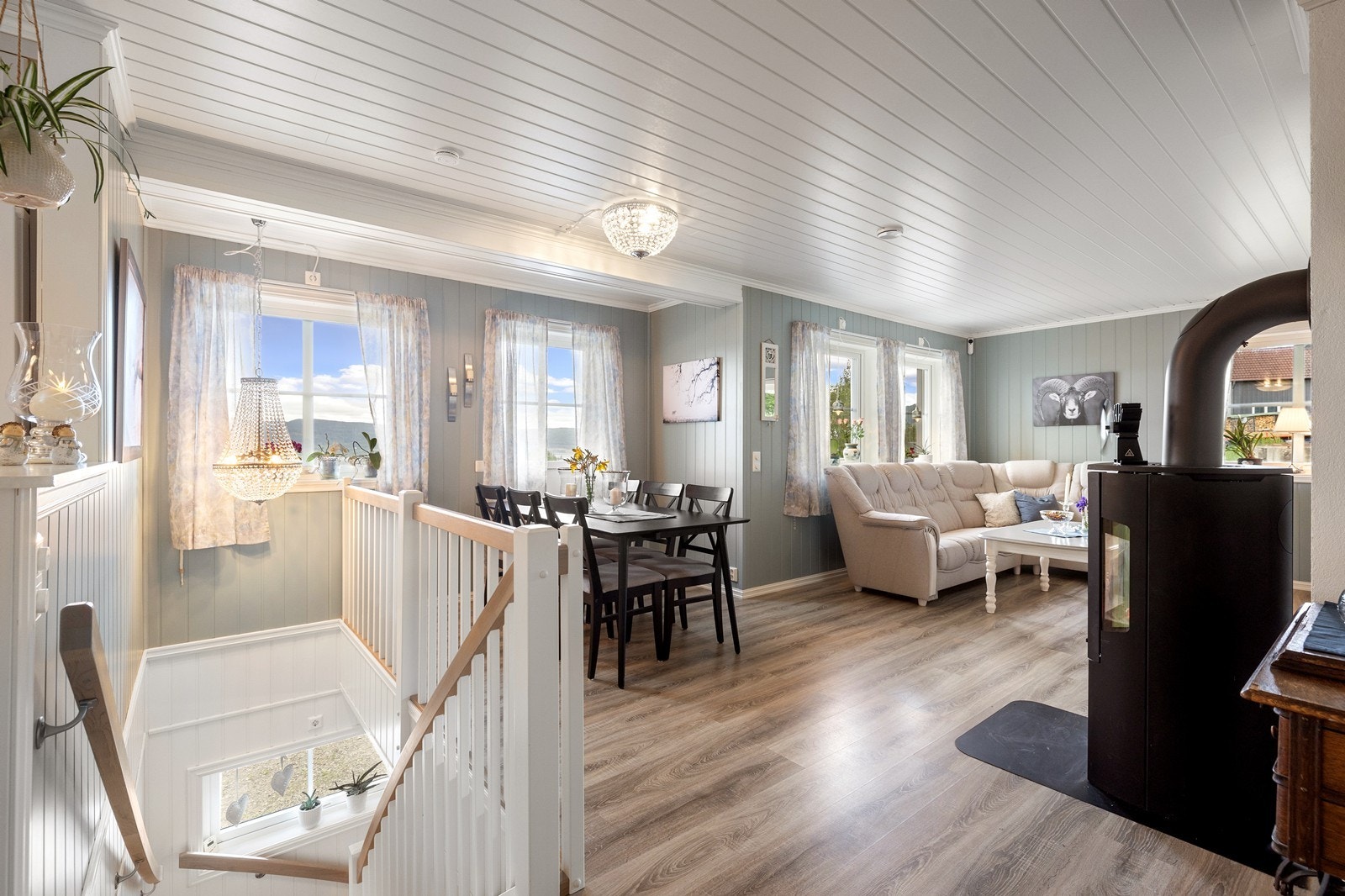 Hovedetasjen inneholder kjøkken, stue, bod, bad og soverom. Galleribilde