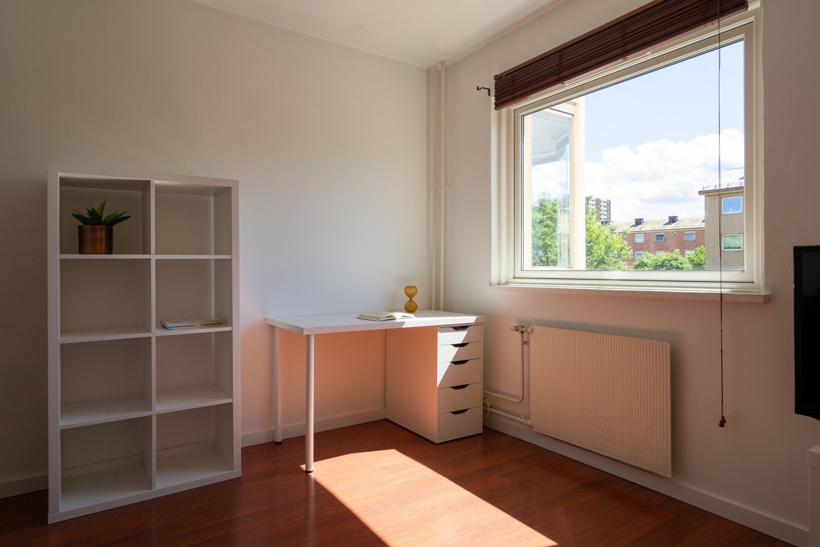Soverom 2 er av god størrelse og vender mot indre gård. Galleribilde
