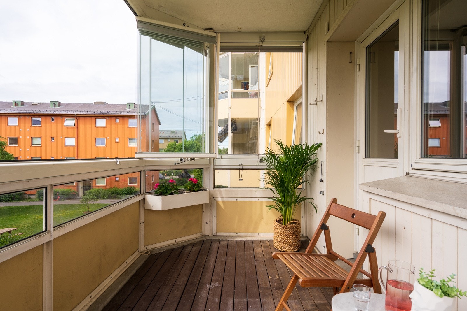 Den flotte innglassede balkongen byr på sol fra morgen til kveld. Galleribilde