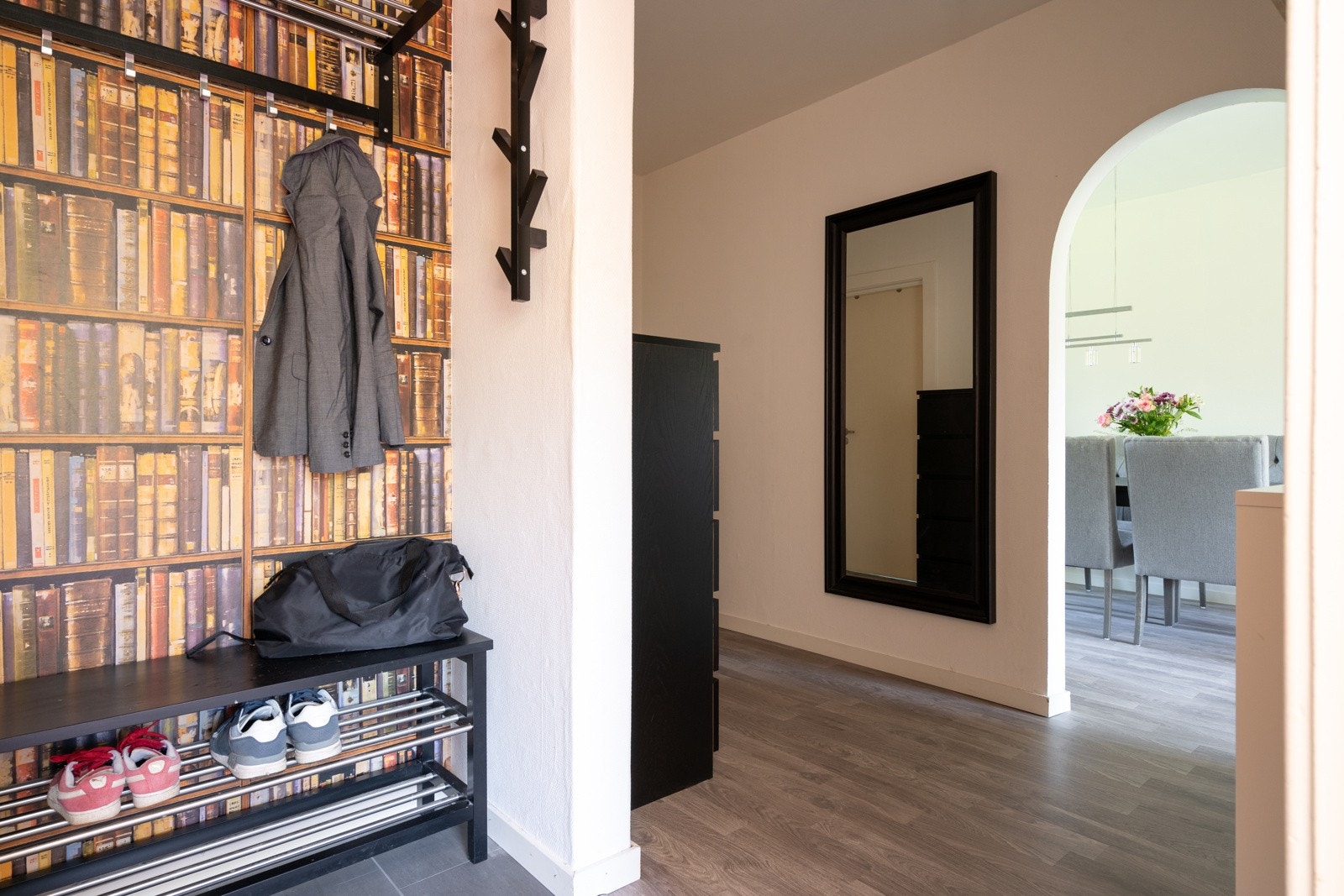 Innbydende entré med god plass til skooppbevaring og jakkeoppheng. Galleribilde