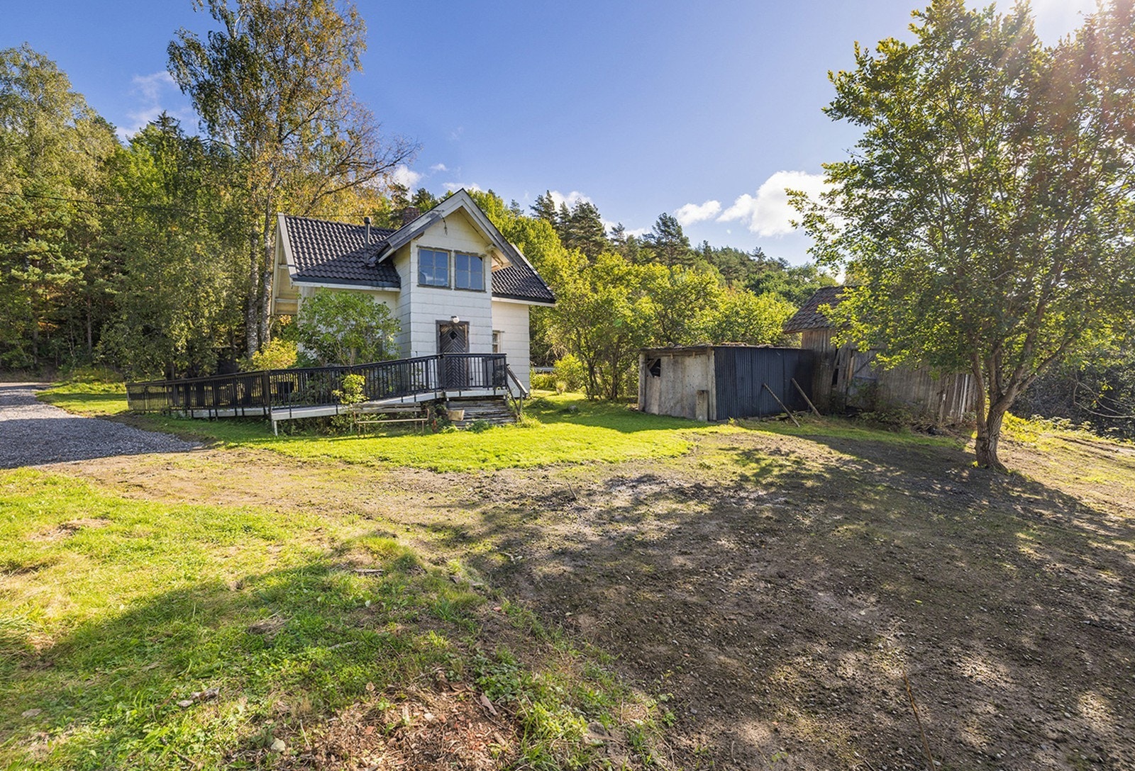 Tomten er på ca 31 mål og består stort sett av skog og beite og er bla. opparbeidet med enebolig, garasjehus, dukkestue og uthus. Galleribilde
