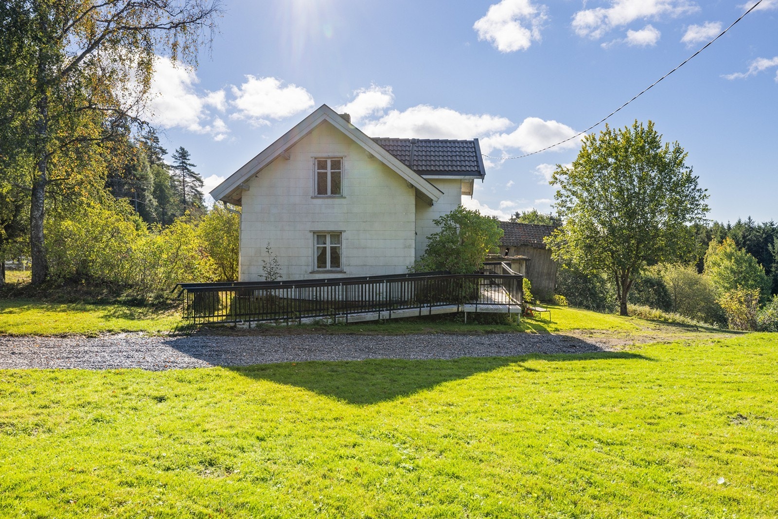 Hovedhuset består av to etasjer. 2.
Trappen er fjernet fra eiendommen. Galleribilde