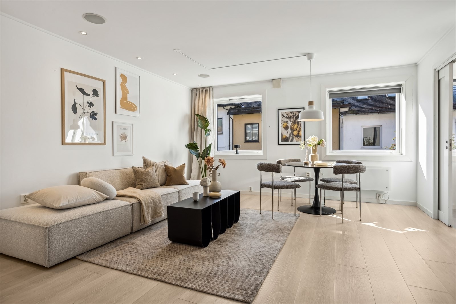Leiligheten er av moderne stil, og holder en god standard på innredning og overflater. Galleribilde