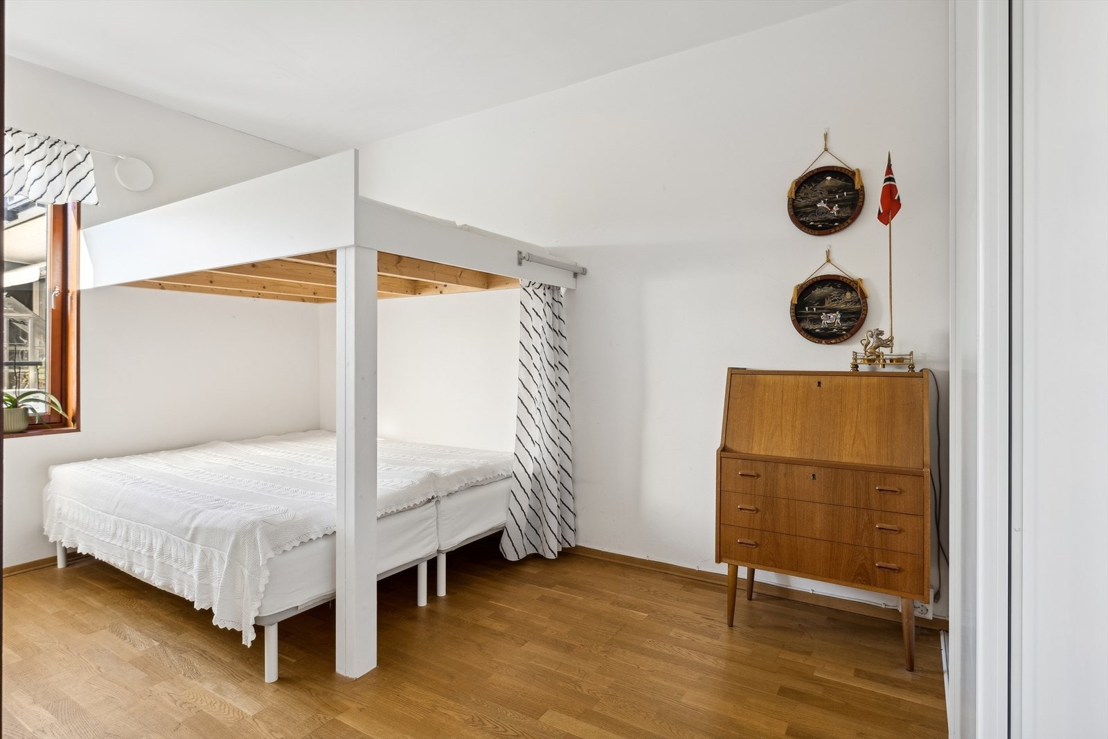 Romslig soverom med god plass til dobbeltseng og nattbord. Her er det også en stor skyvedørsgarderobe. Galleribilde