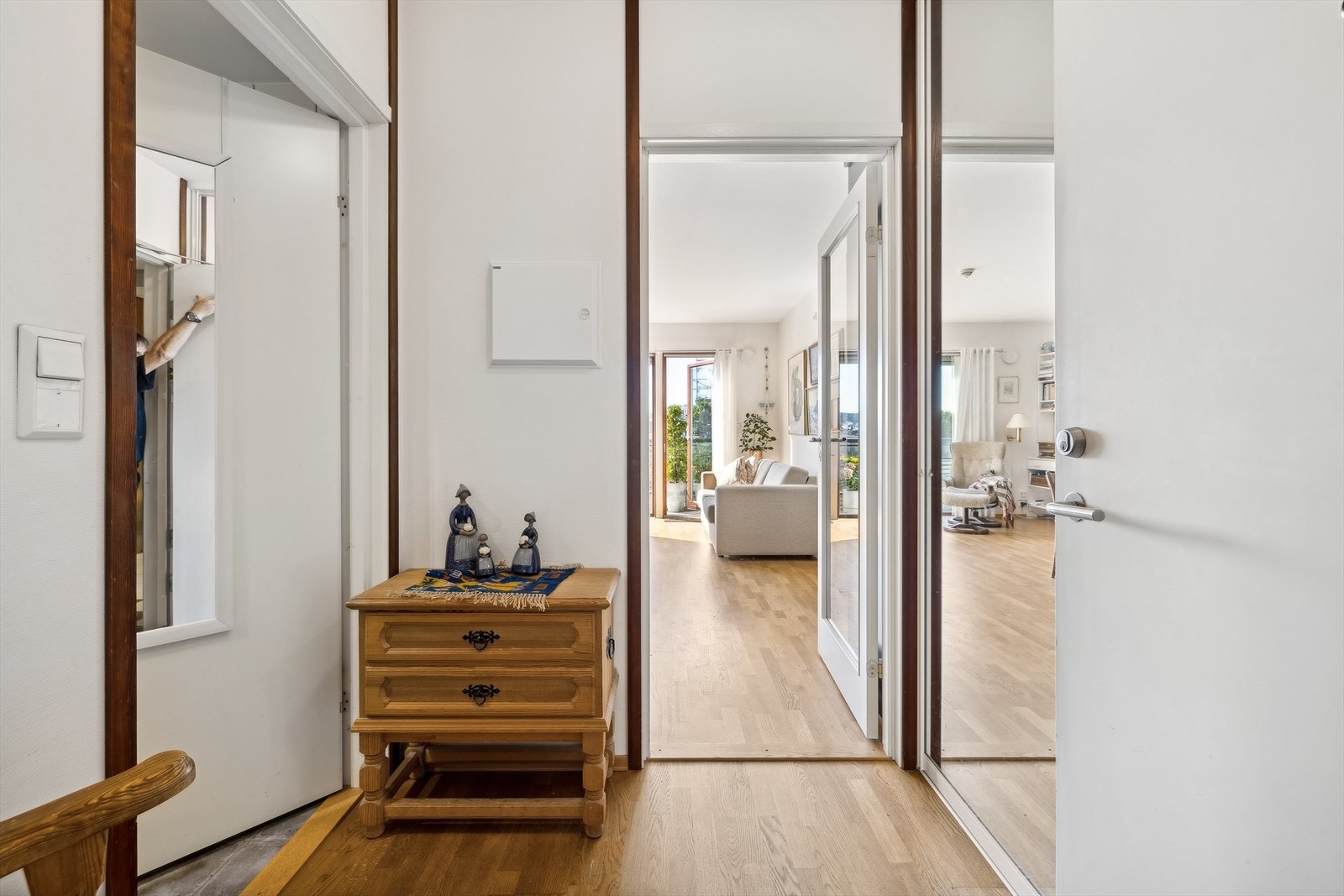 Pen entré med skyvedørsgarderobe. Galleribilde