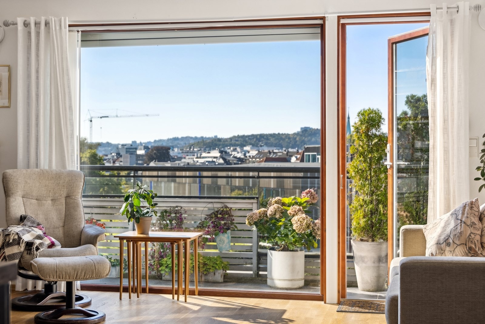 Stua her store vindusflater og gode solforhold. Galleribilde