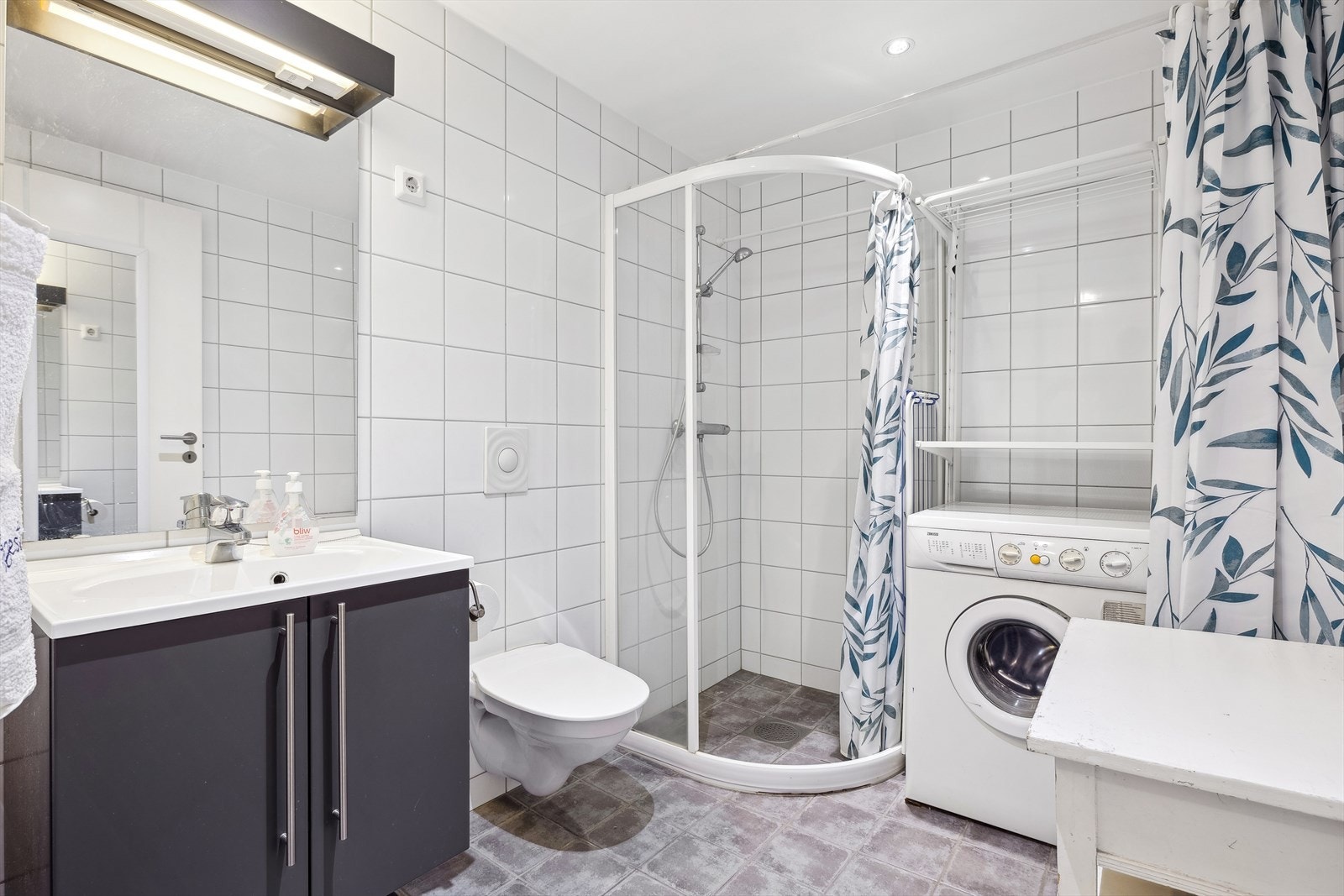 Badet er helfliset med tidløse farger og har opplegg til både vaskemaskin og tørketrommel. Galleribilde