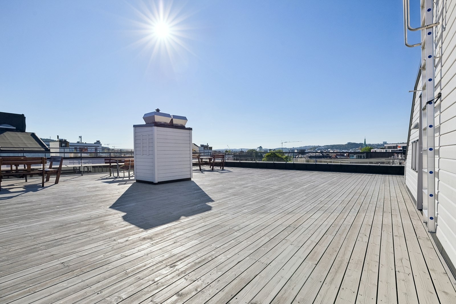 Opp i 6. etasje har man en stor felles takterrasse med sol hele dagen! Galleribilde