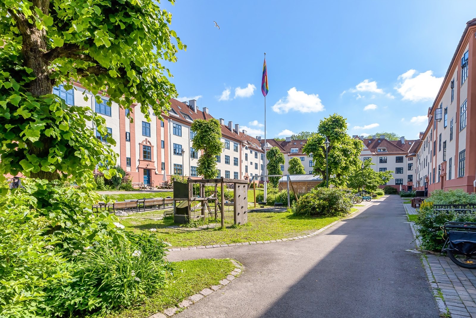 Leiligheten ligger i populære Tysklandsgården som er en av de fineste bakgårdene på Torshov, med flotte grøntområder, sittegrupper og lekeplass Galleribilde