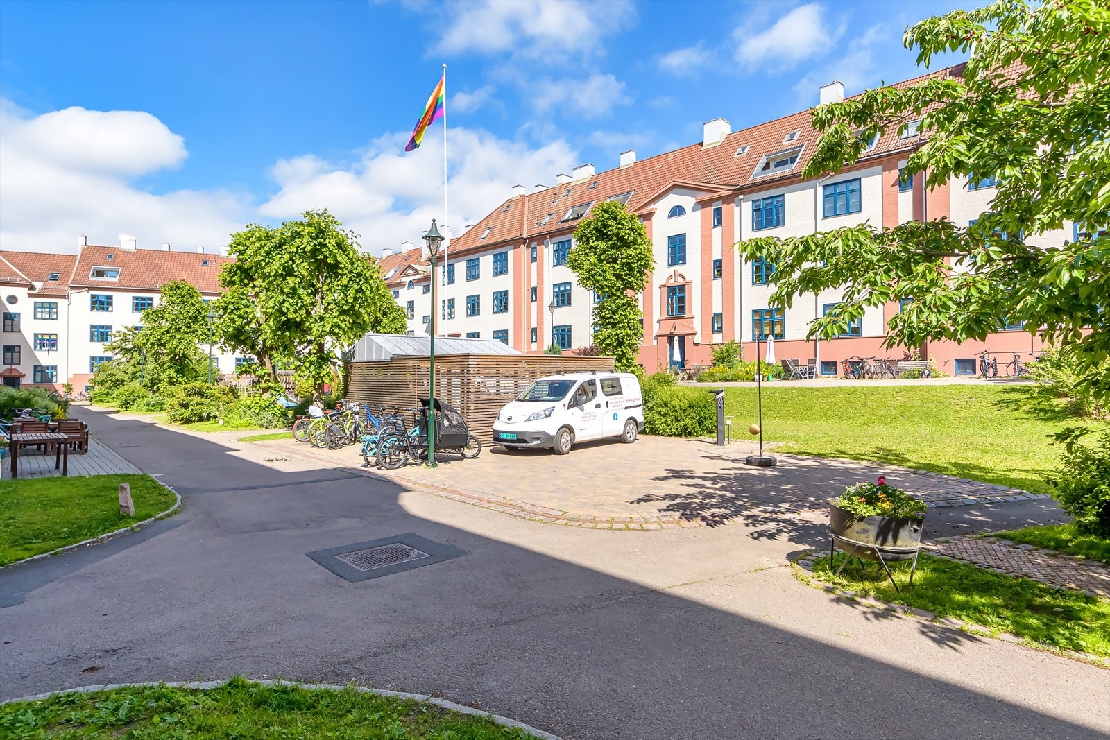 Adressen er skreddersydd for deg som ønsker å bo sentralt, men samtidig tilbaketrukket i vakre omgivelser rett ved idylliske Torshovparken. Galleribilde