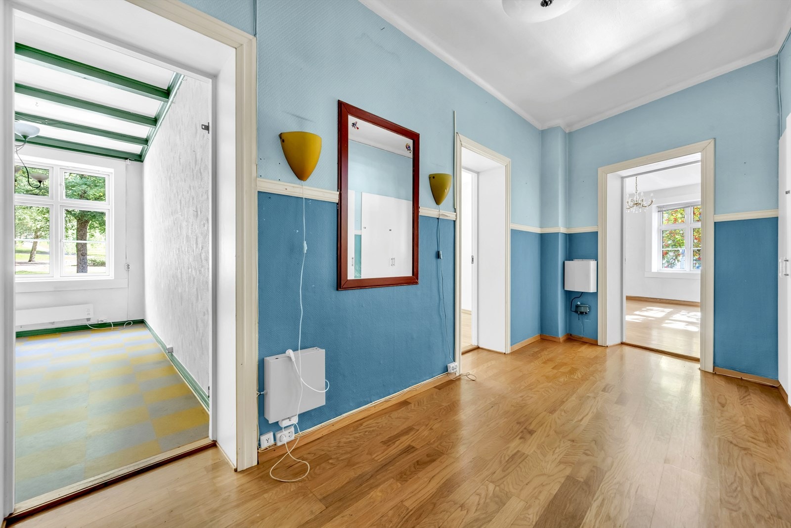 Du blir møtt av en stor entré som har god plass for å sette inn garderobeskap. Det er to praktiske kott for ytterligere oppbevaring. Galleribilde