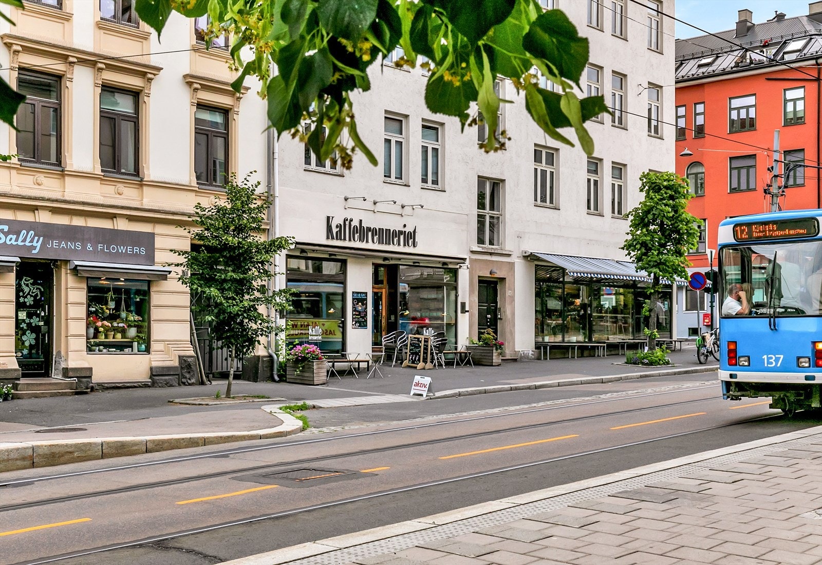 Nærområdet byr på koselige kafeer, spennende restauranter og gode shoppingmuligheter. Galleribilde